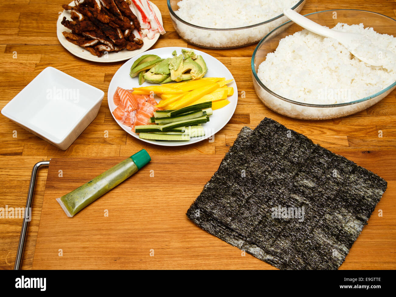 Sushi macht sushi hausgemacht -Fotos und -Bildmaterial in hoher ...