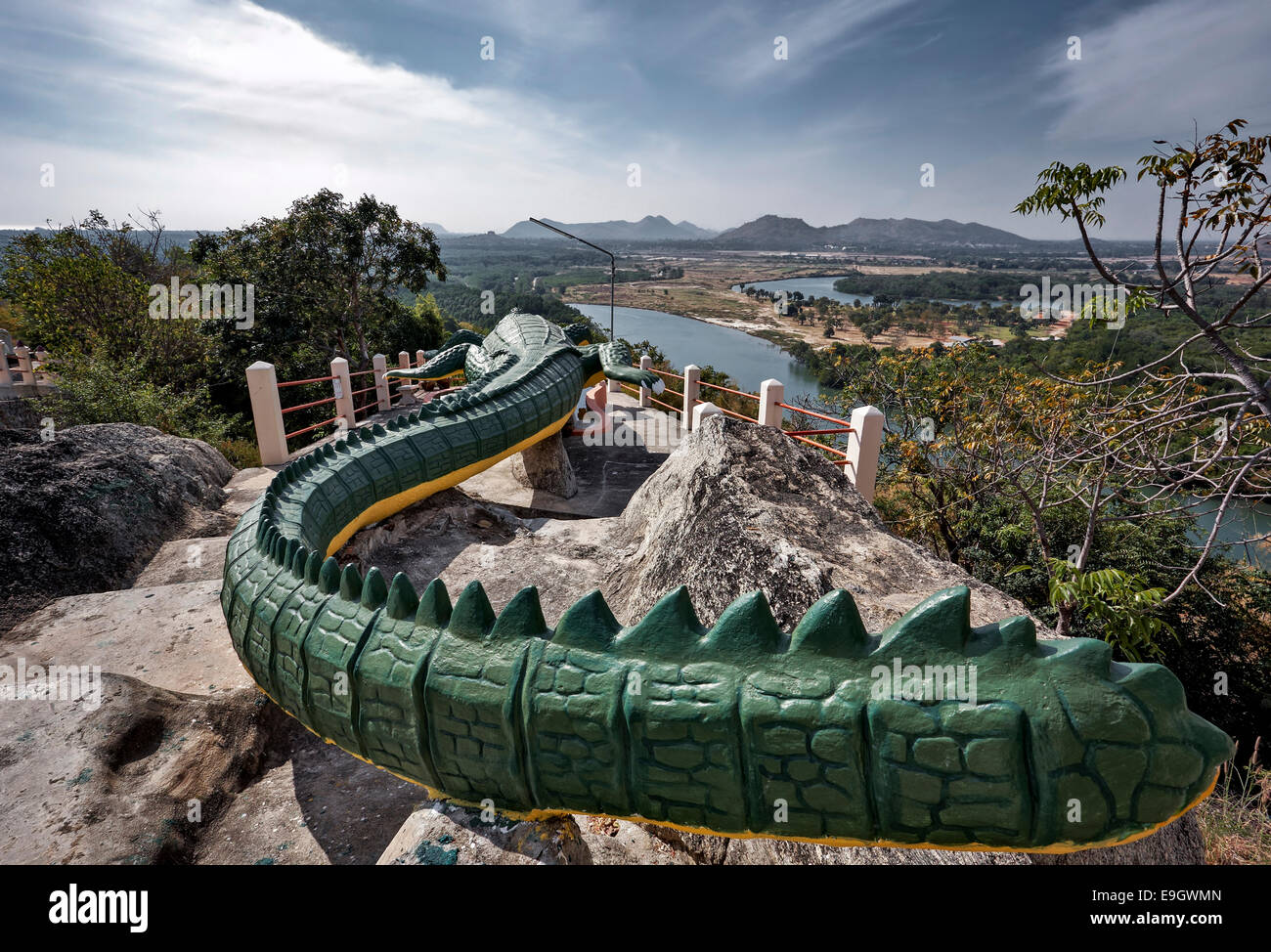 Enorme und außergewöhnliche Stein geschnitzt Krokodil Figur auf einer Klippe Top buddhistischen Tempel in Pranburi, Thailand S. E. Asien Stockfoto