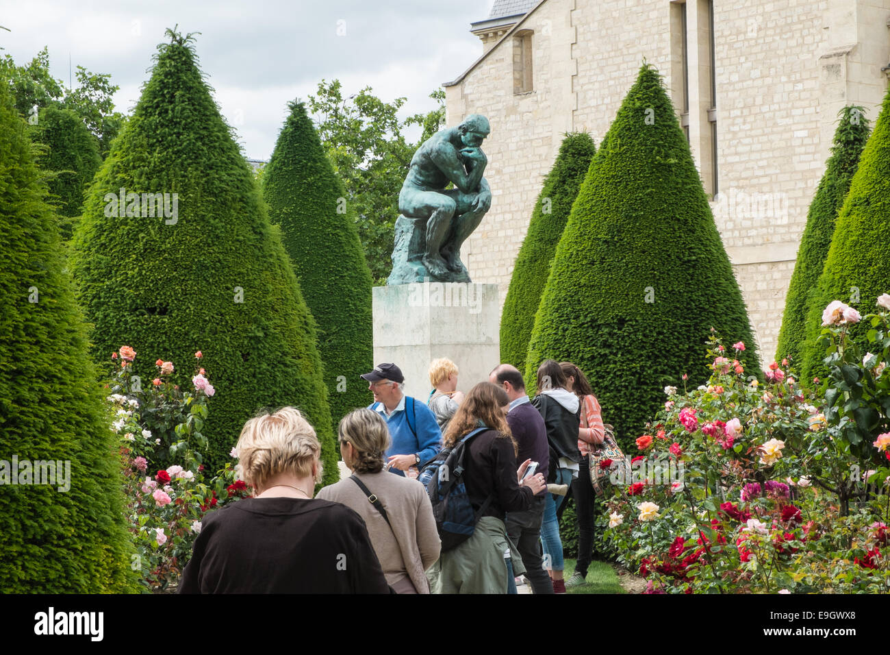 Großskulptur, einschließlich der berühmten "der Denker" auf dem Display in Gärten des Rodin-Museum, Paris, Frankreich. Stockfoto