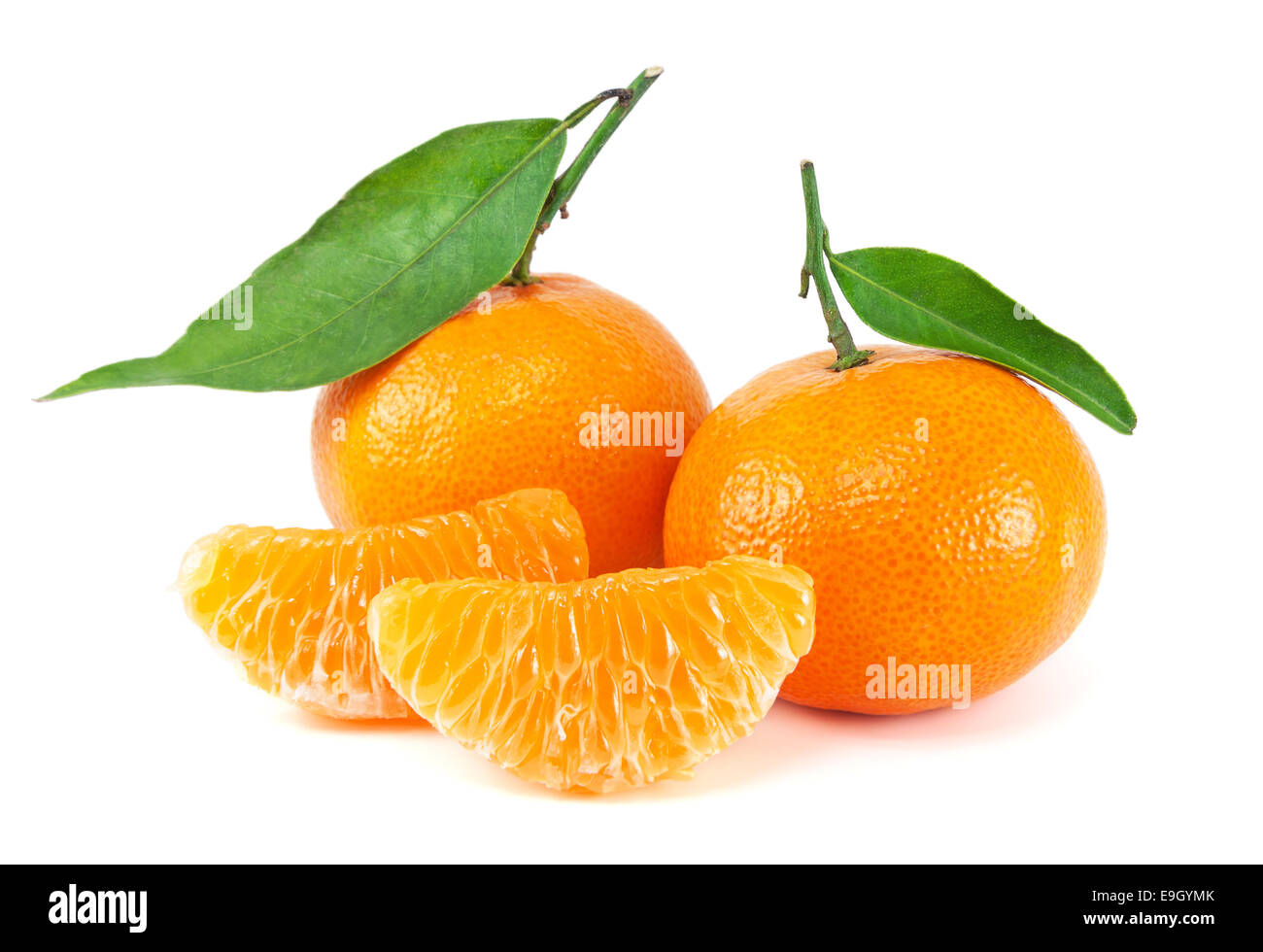 Drei schöne goldene Weihnachtskugeln auf goldenem Hintergrund Stockfoto