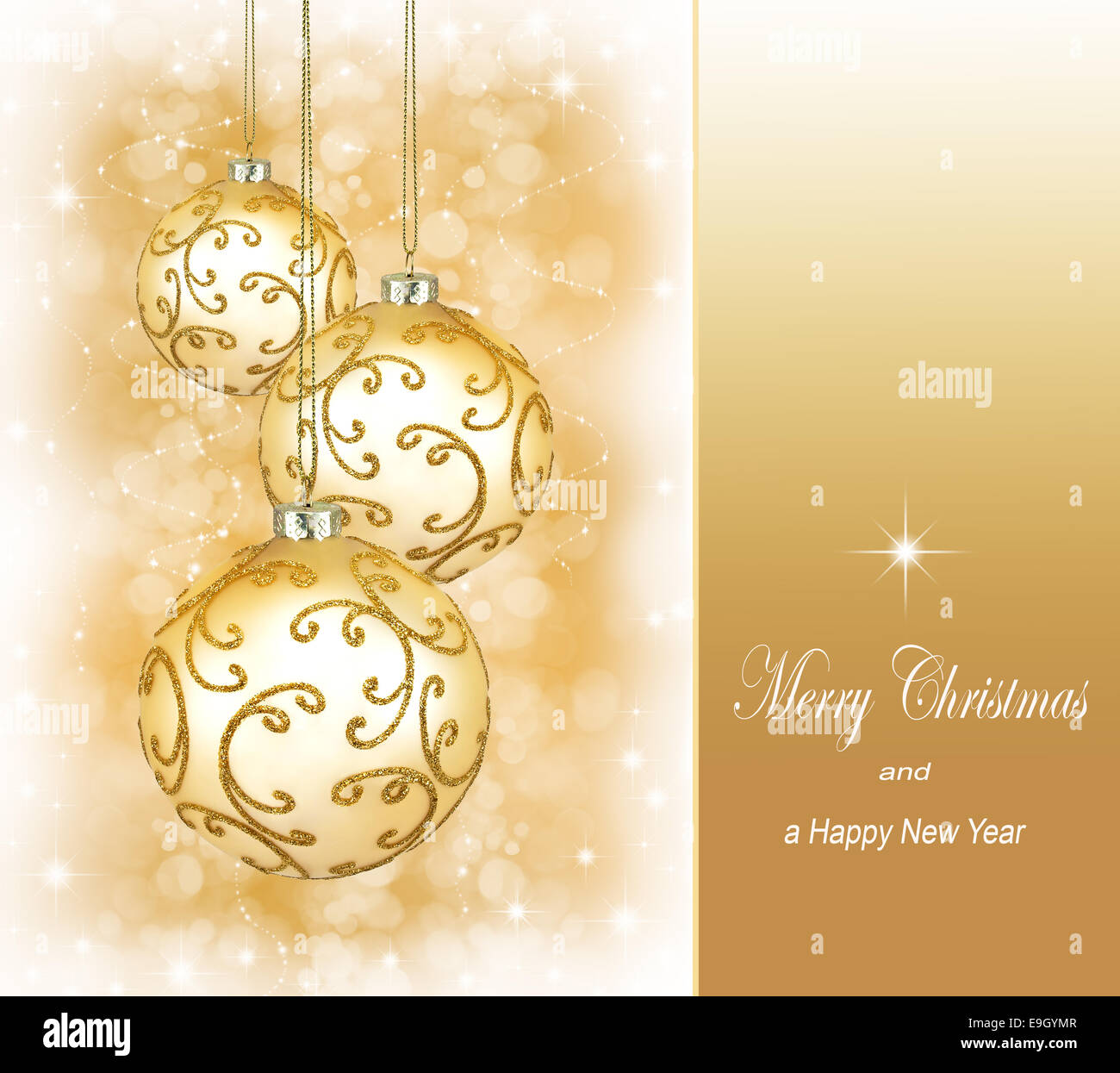 Drei schöne goldene Weihnachtskugeln auf goldenem Hintergrund Stockfoto