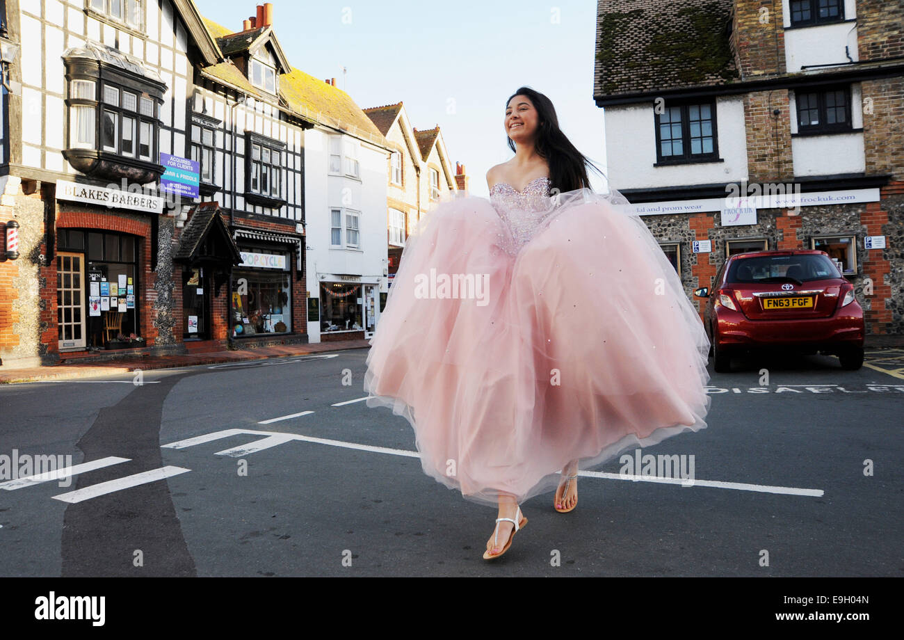 Teenager-Mädchen trägt eine rosa Prinzessin Stil Abendkleid Kleid UK Shop  in Rottingdean Sussex UK Stockfotografie - Alamy