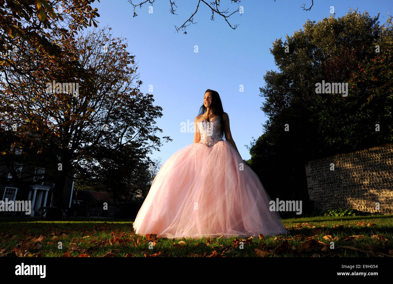 Teenager-Mädchen trägt eine rosa Prinzessin Stil Abendkleid Kleid UK Shop  in Rottingdean Sussex UK Stockfotografie - Alamy