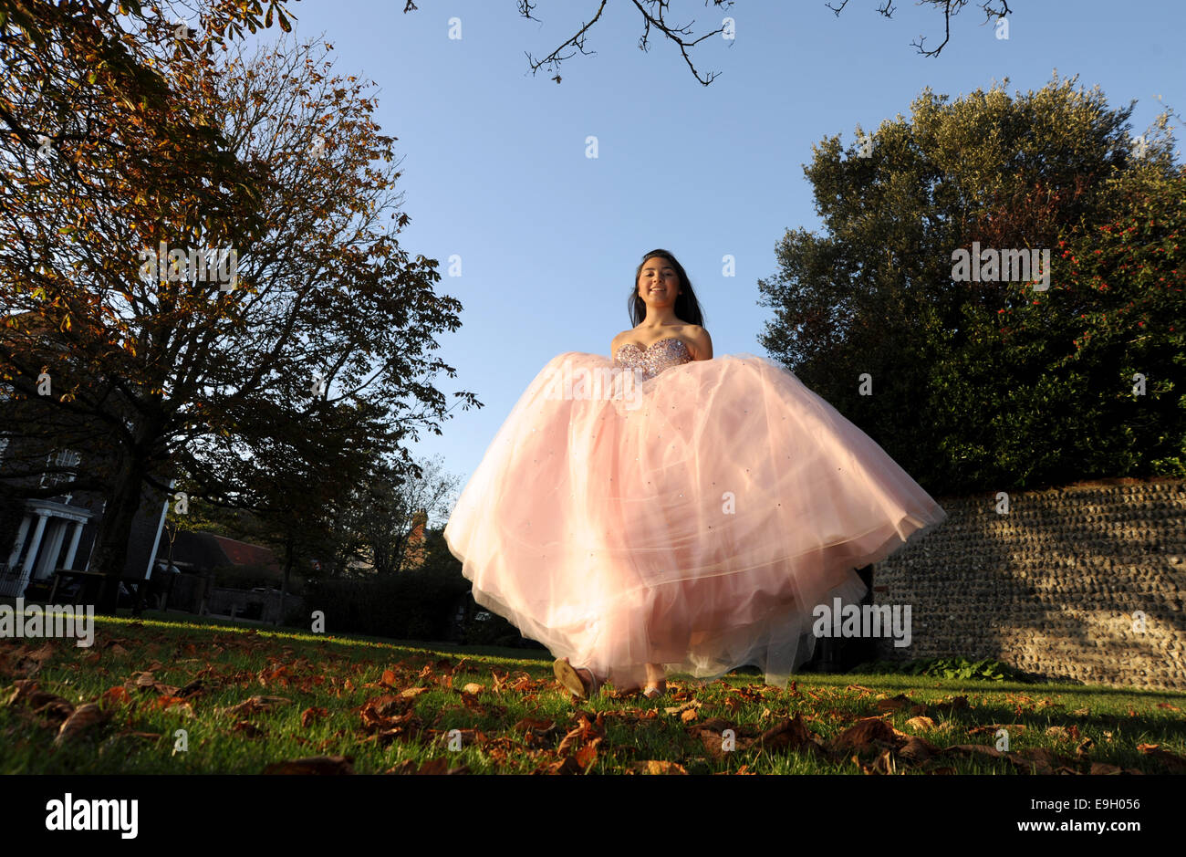 Teenager-Mädchen trägt eine rosa Prinzessin Stil Abendkleid Kleid UK Shop in Rottingdean Sussex UK Stockfoto