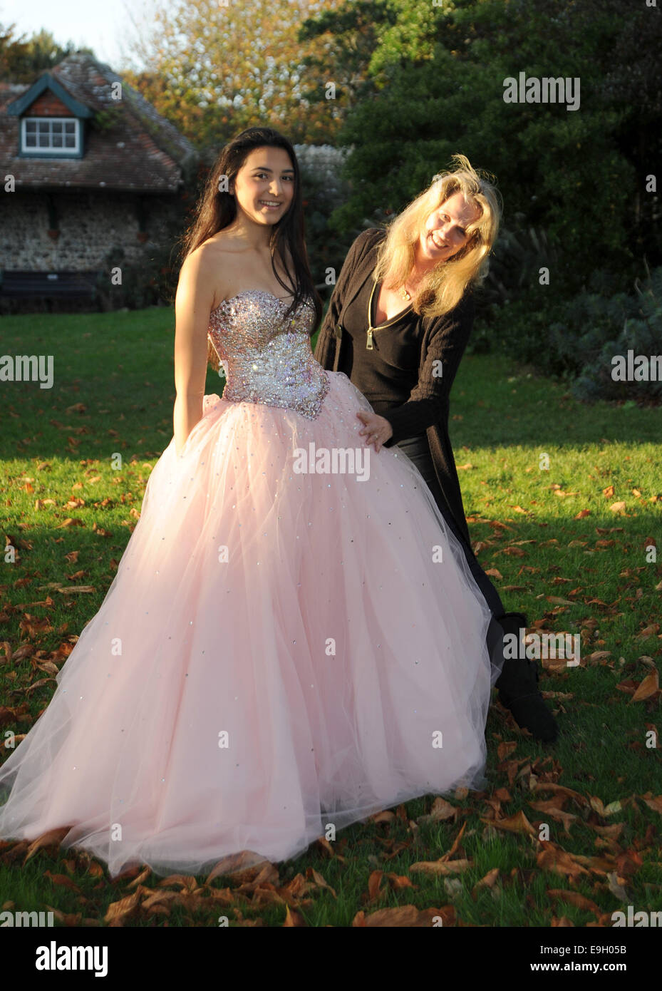 Teenager-Mädchen trägt eine rosa Prinzessin Stil Abendkleid Kleid UK Shop in Rottingdean Sussex UK Stockfoto