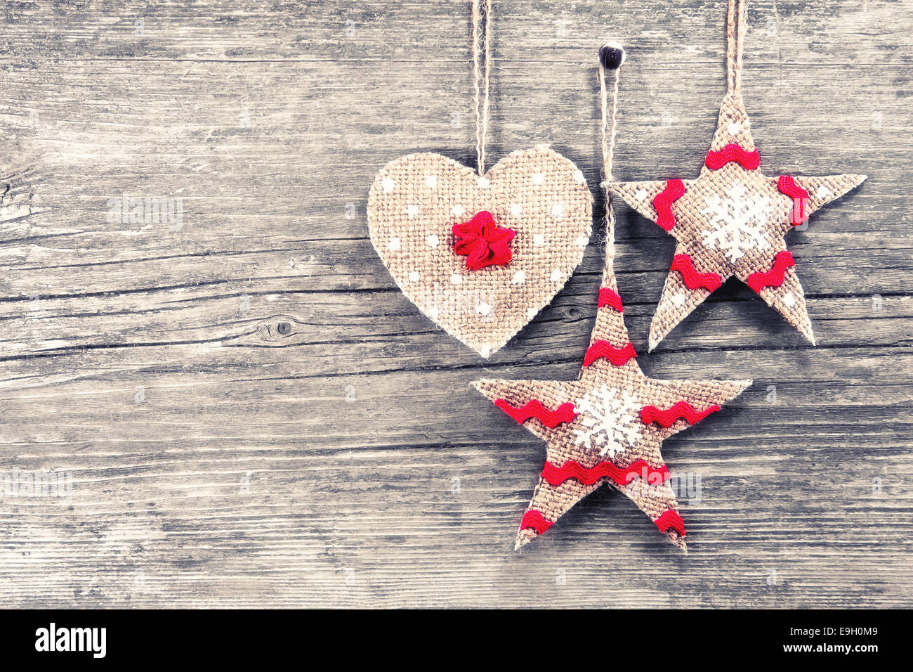 Weihnachts-Dekoration auf einem hölzernen Hintergrund Stockfoto