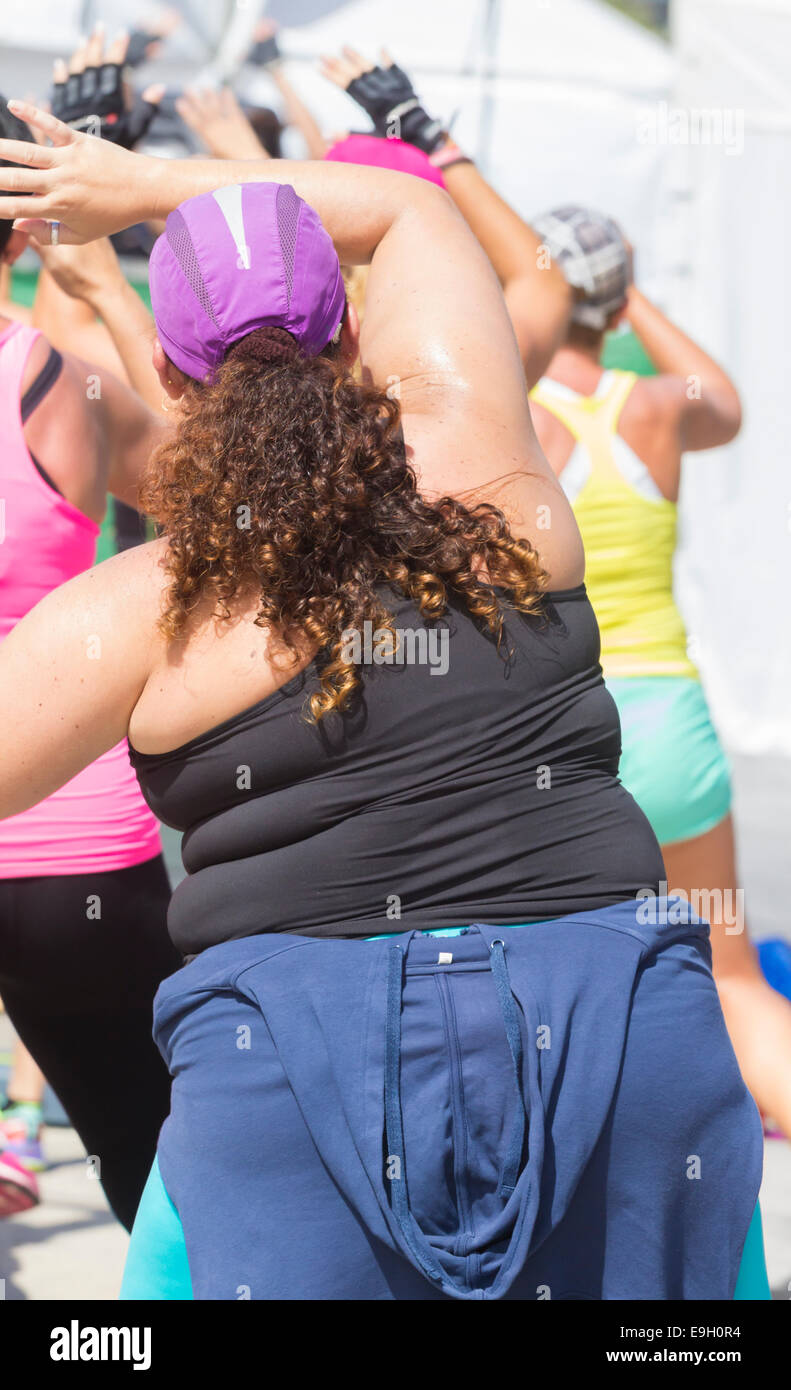 Große Frau draussen Ganzkörper-Aerobic-Kurs in Spanien zu Stockfoto