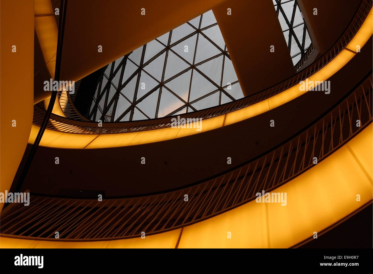 Fragment der modernen High-Tech-Gebäude mit transparenten Dach Stockfoto Fragment der modernen High-Tech-Gebäude mit transparenten Dach Stockfoto