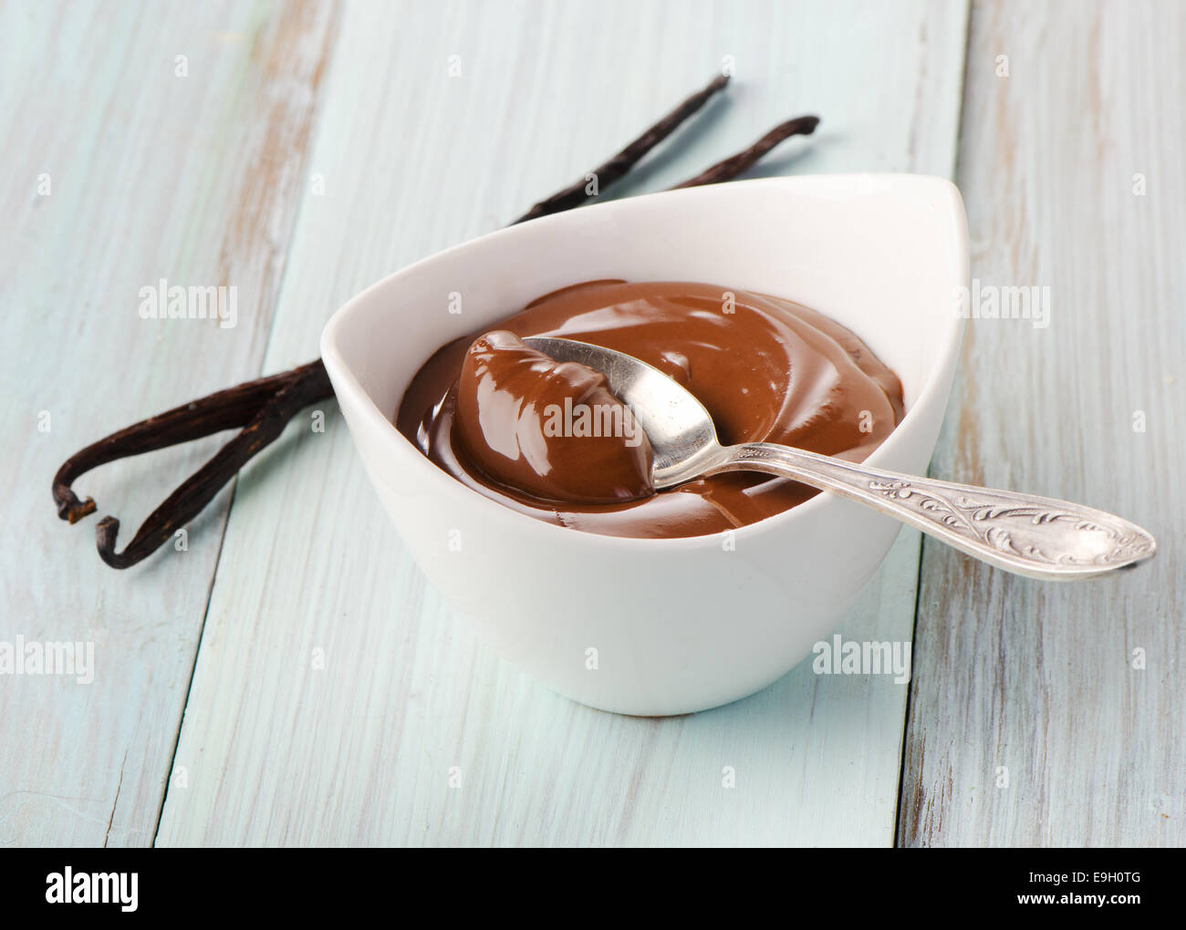 Schüssel mit Schokoladencreme auf Holztisch. Selektiven Fokus Stockfoto