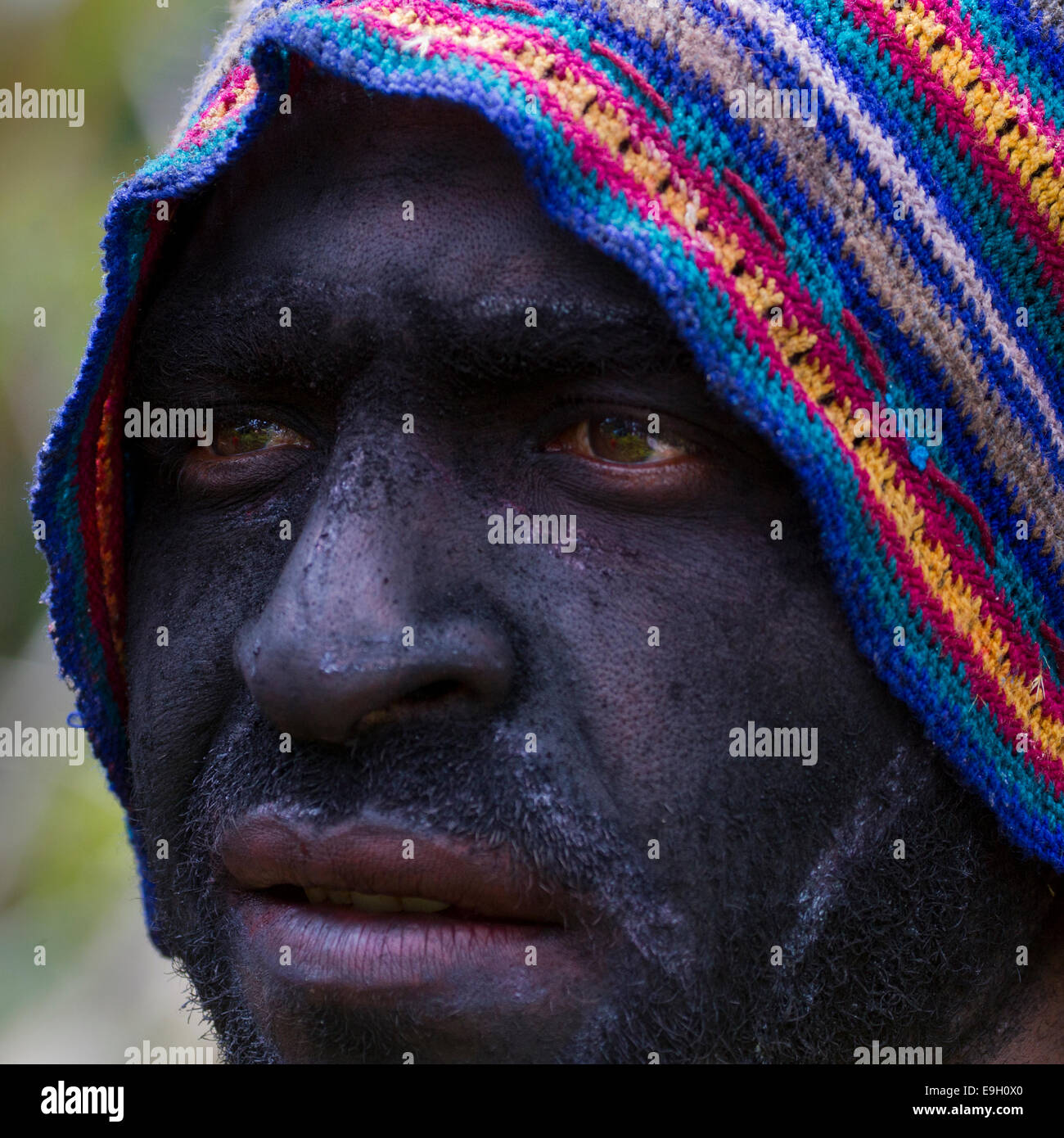 Zuschauer an Mt. Hagen Sing Sing mit Asche bedeckten Gesicht Stockfoto