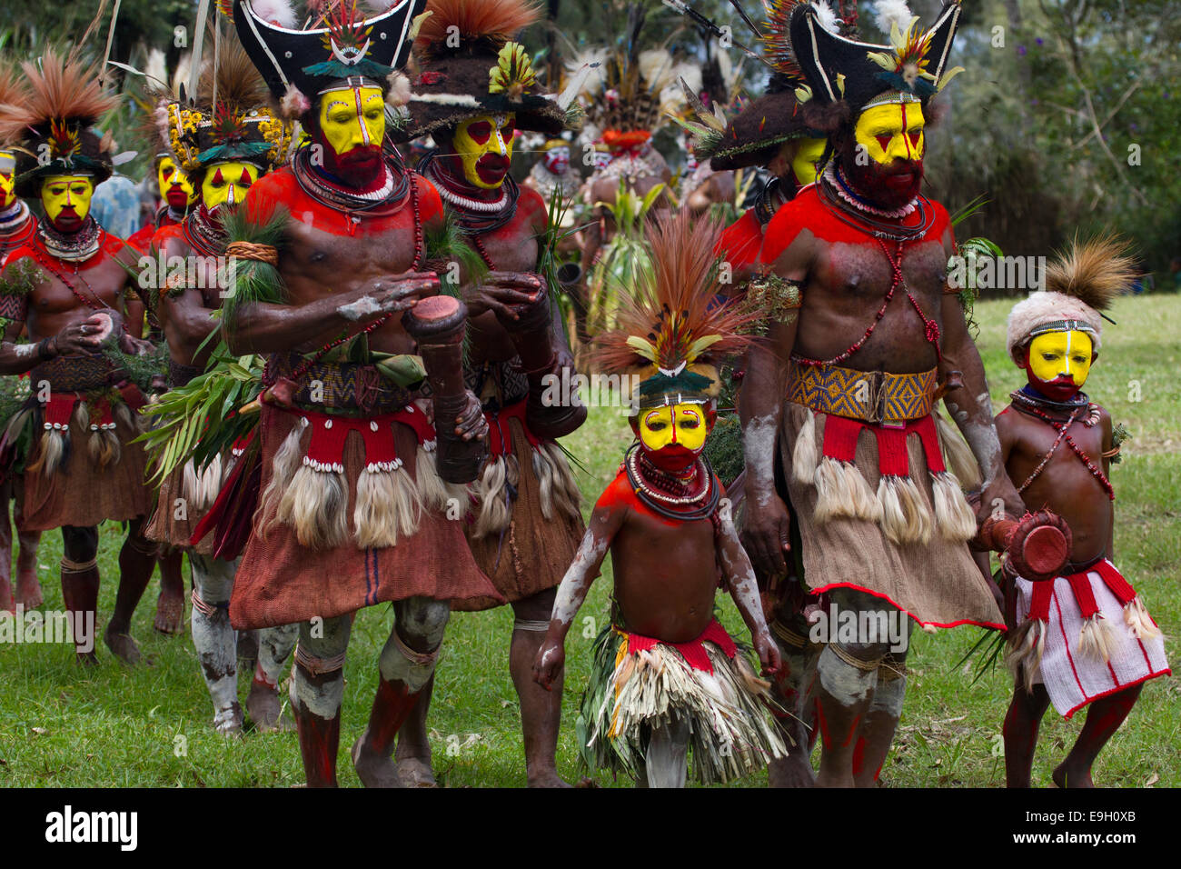 Huli Wigmen und Kinder am Mt. Hagen Sing Sing, Papua New Guinea Stockfoto