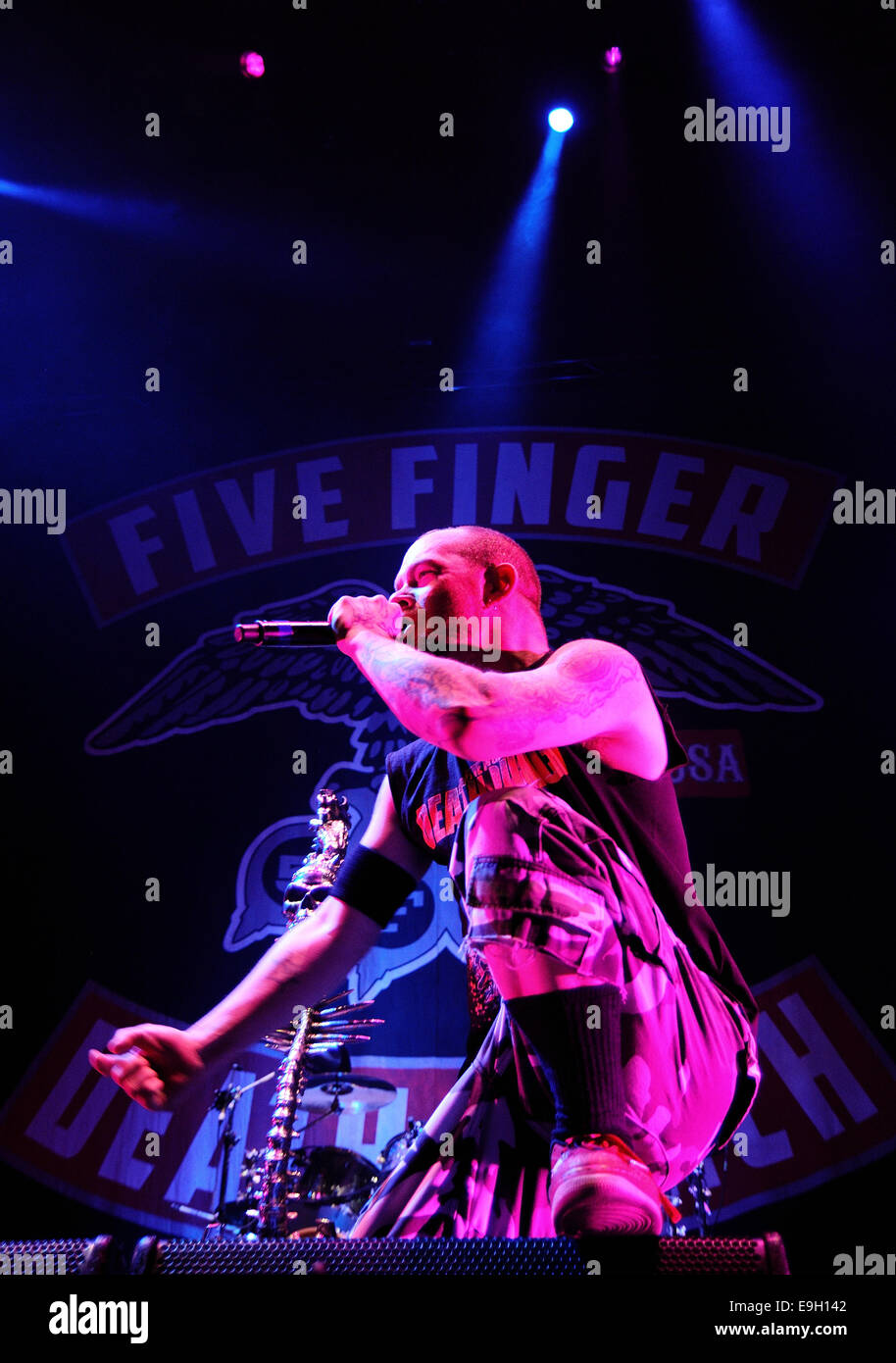 BARCELONA - 25 NOV: Five Finger Death Punch (5FDP), Heavy-Metal-Band führt in Pavello Olimpic de Badalona Stadium. Stockfoto