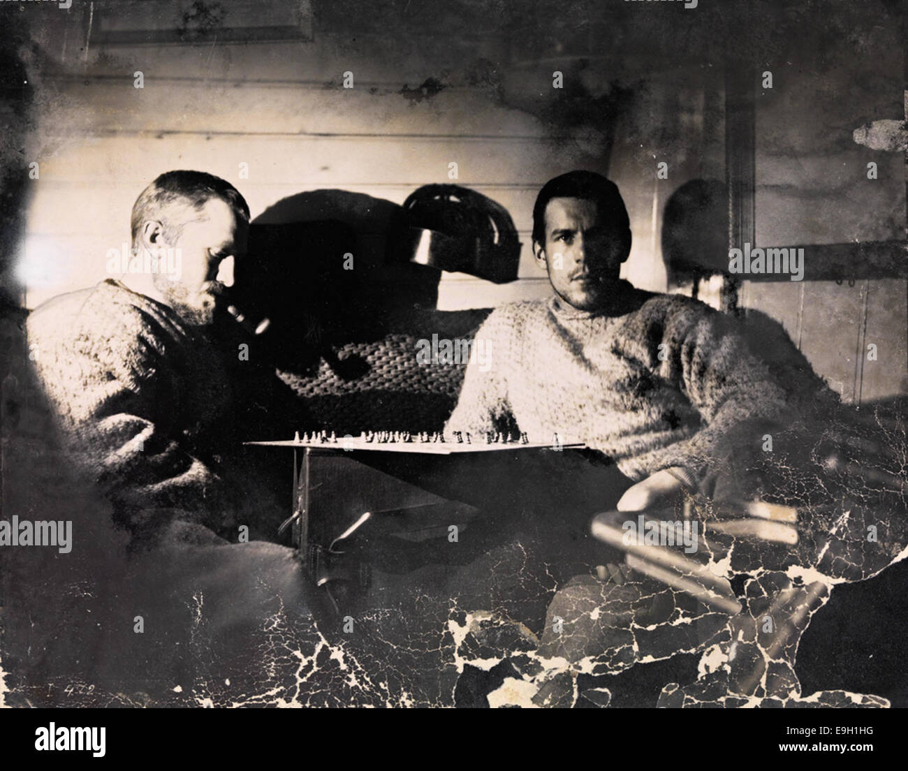 Dieses Foto zeigt Fredrik Hjalmar Johansen und Sigurd Scott Hansen, die während der Arktis-Expedition 1895 an Bord der Fram ein Spiel von halma spielen. Johansen und Hansen waren Mitglieder des Polarforschungsteams von Fridtjof Nansen, und dieses Bild gibt einen Einblick in das Leben an Bord des Schiffes während der Expedition in die Arktis. Stockfoto