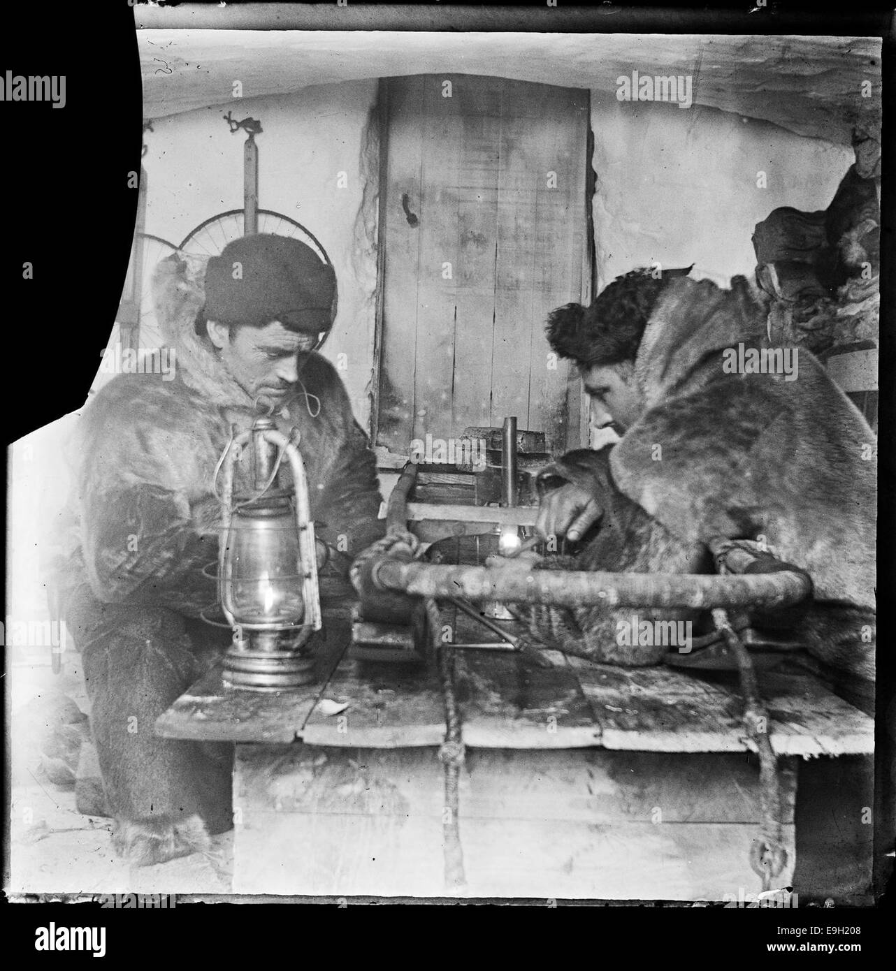 Helmer Hanssen Og Oscar Wisting ich "Intendanturen" Som Arbeidsrommet Deres Ble Kalt, 1911 Stockfoto