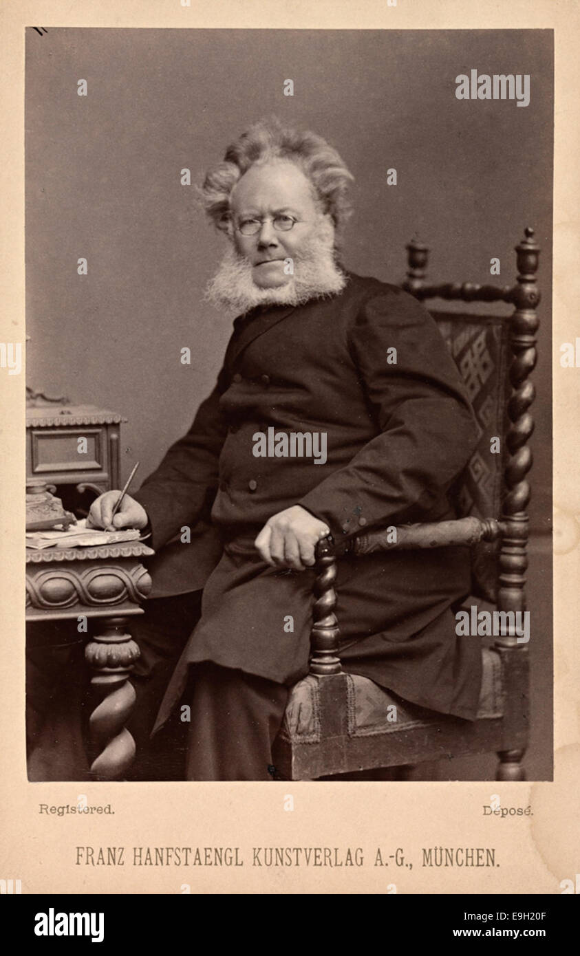 Ein Porträt des norwegischen Dramatikers Henrik Ibsen, aufgenommen 1887 von Franz Hanfstaengl. Dieses Foto zeigt Ibsen in einem formalen Setting, das seine Stellung als prominente Figur in der Literatur im späten 19. Jahrhundert widerspiegelt. Stockfoto