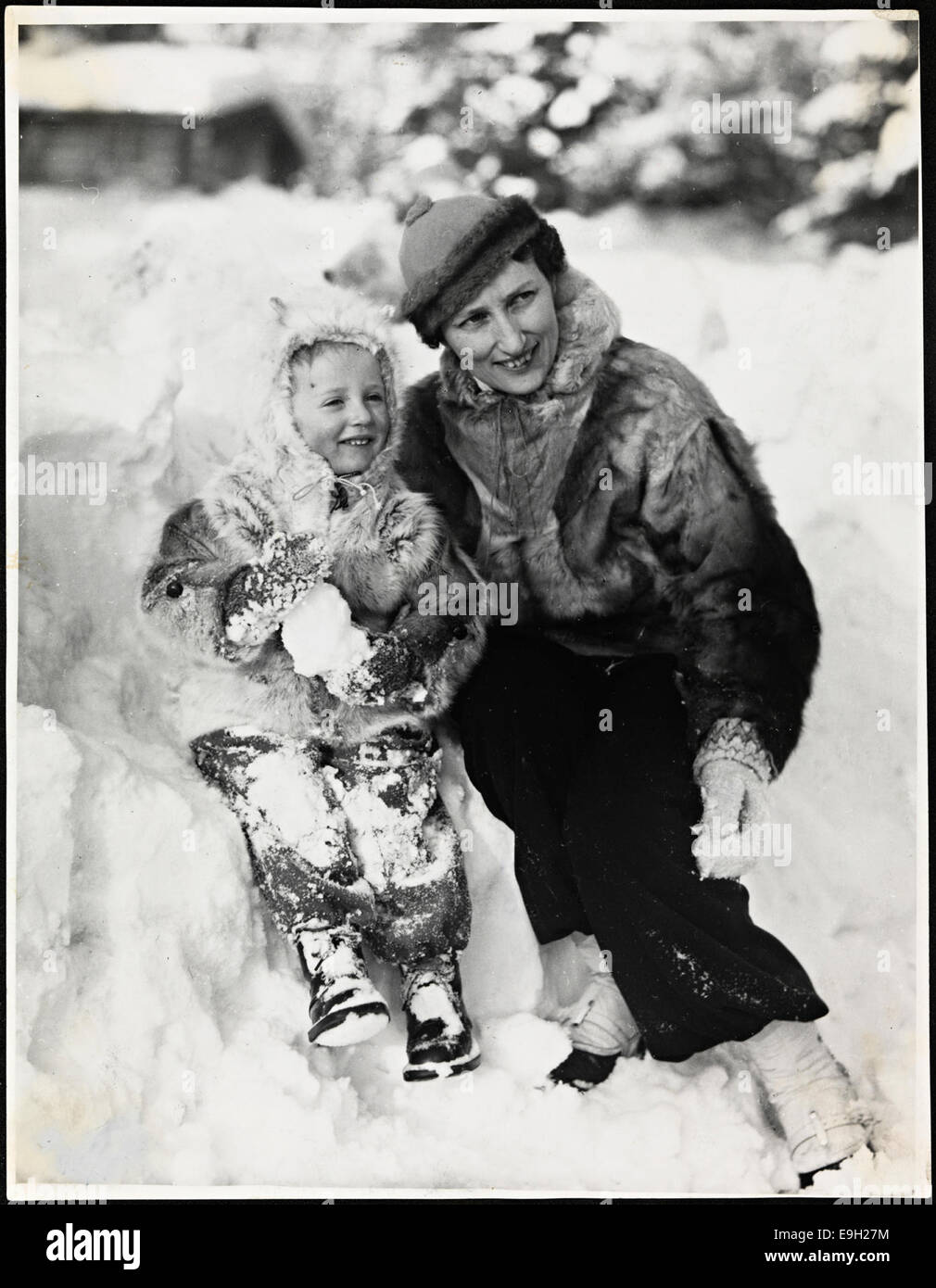 Porträt von Kronprinzessin Martha und Prinz Harald (später König Harald V.) am 28. Januar 1939, aufgenommen von anders Beer Wilse, dargestellt als Kinder im Schnee, Teil der norwegischen Königsfamilie. Stockfoto