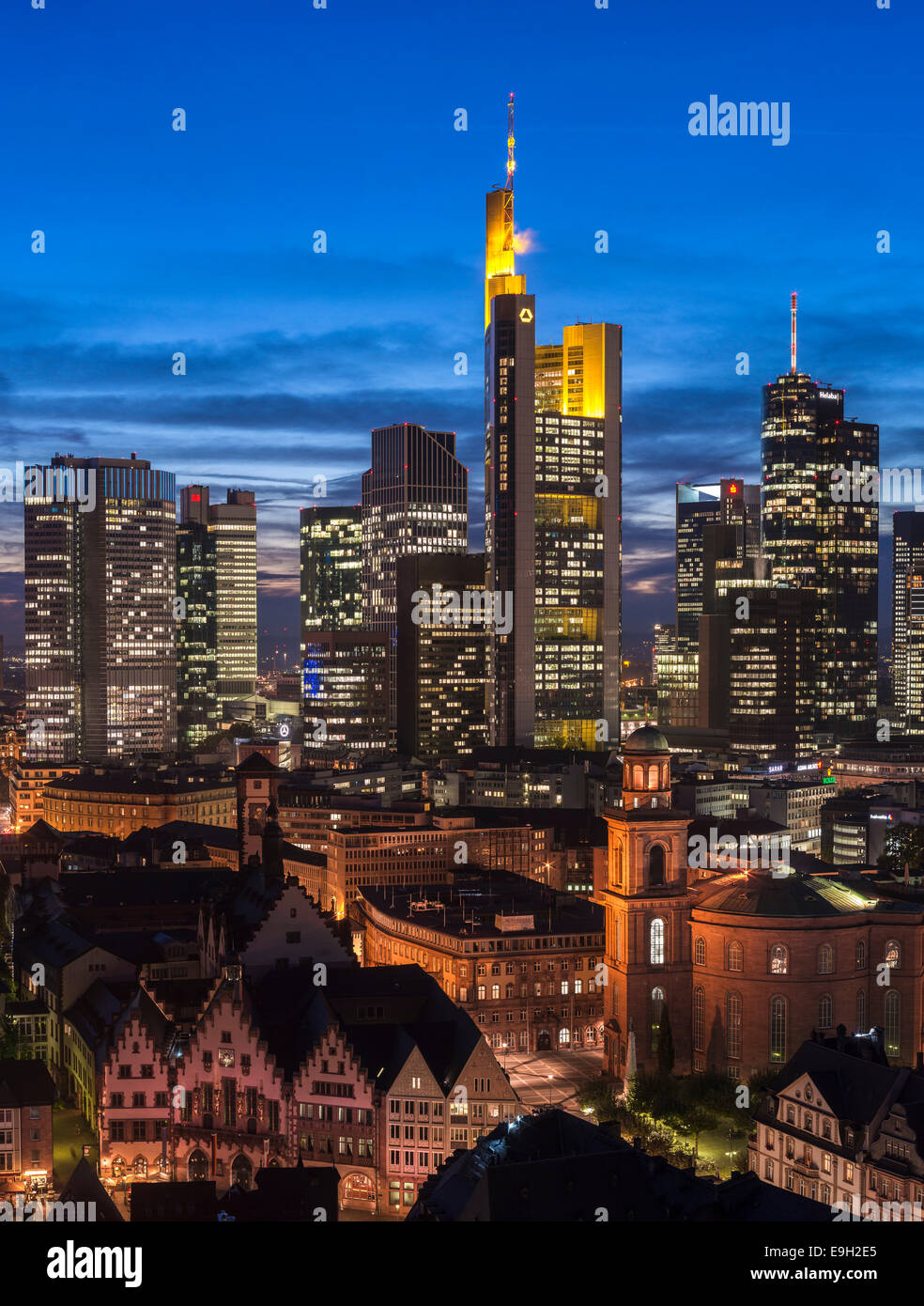 Blick auf die Skyline der Stadt bei Dämmerung und beleuchteten Wolkenkratzern, Innenstadt, Frankfurt am Main, Hessen, Deutschland Stockfoto