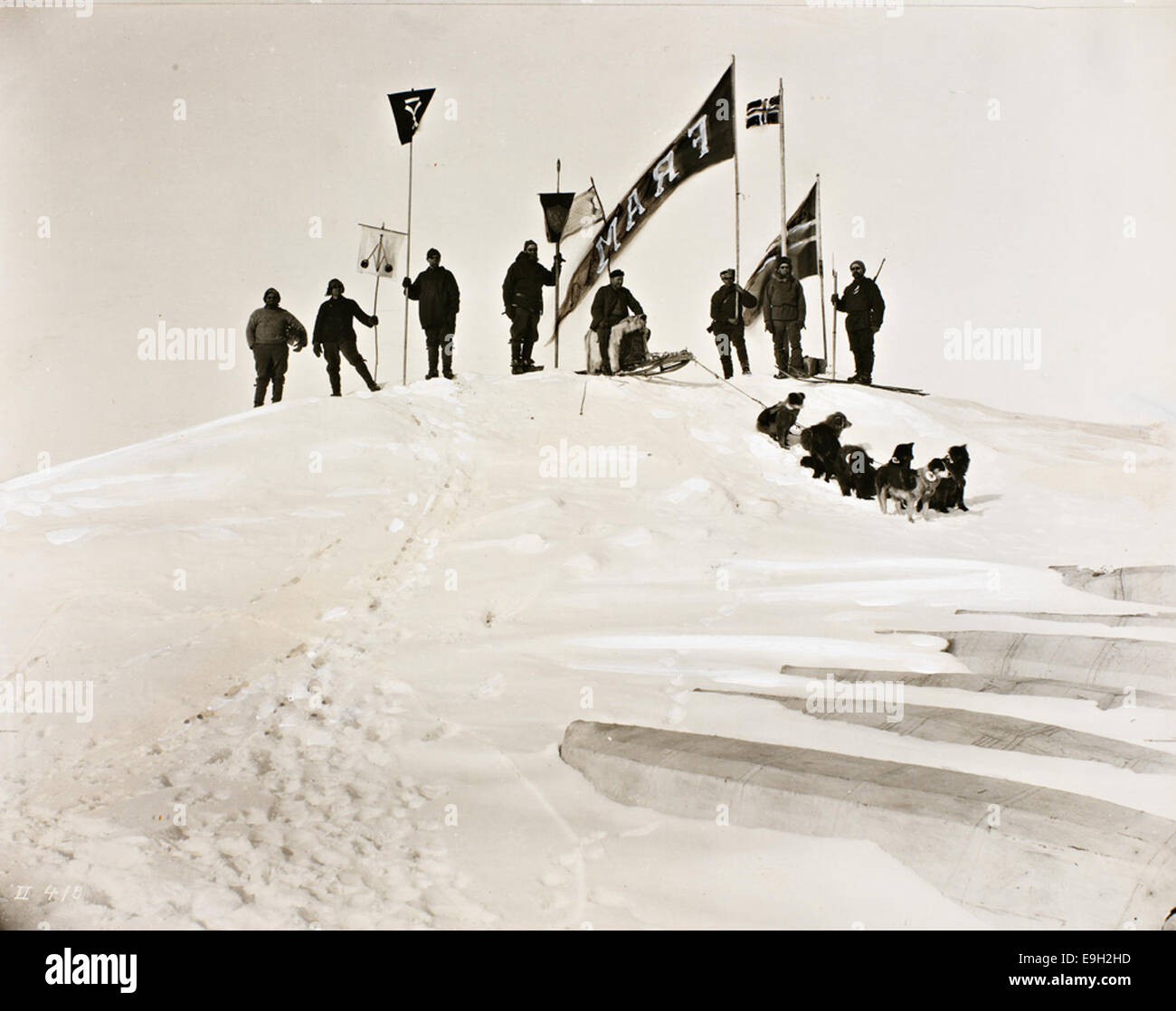 Mannskapet ich 17. Mai tog med Flagg Og Faner Stockfotografie Alamy