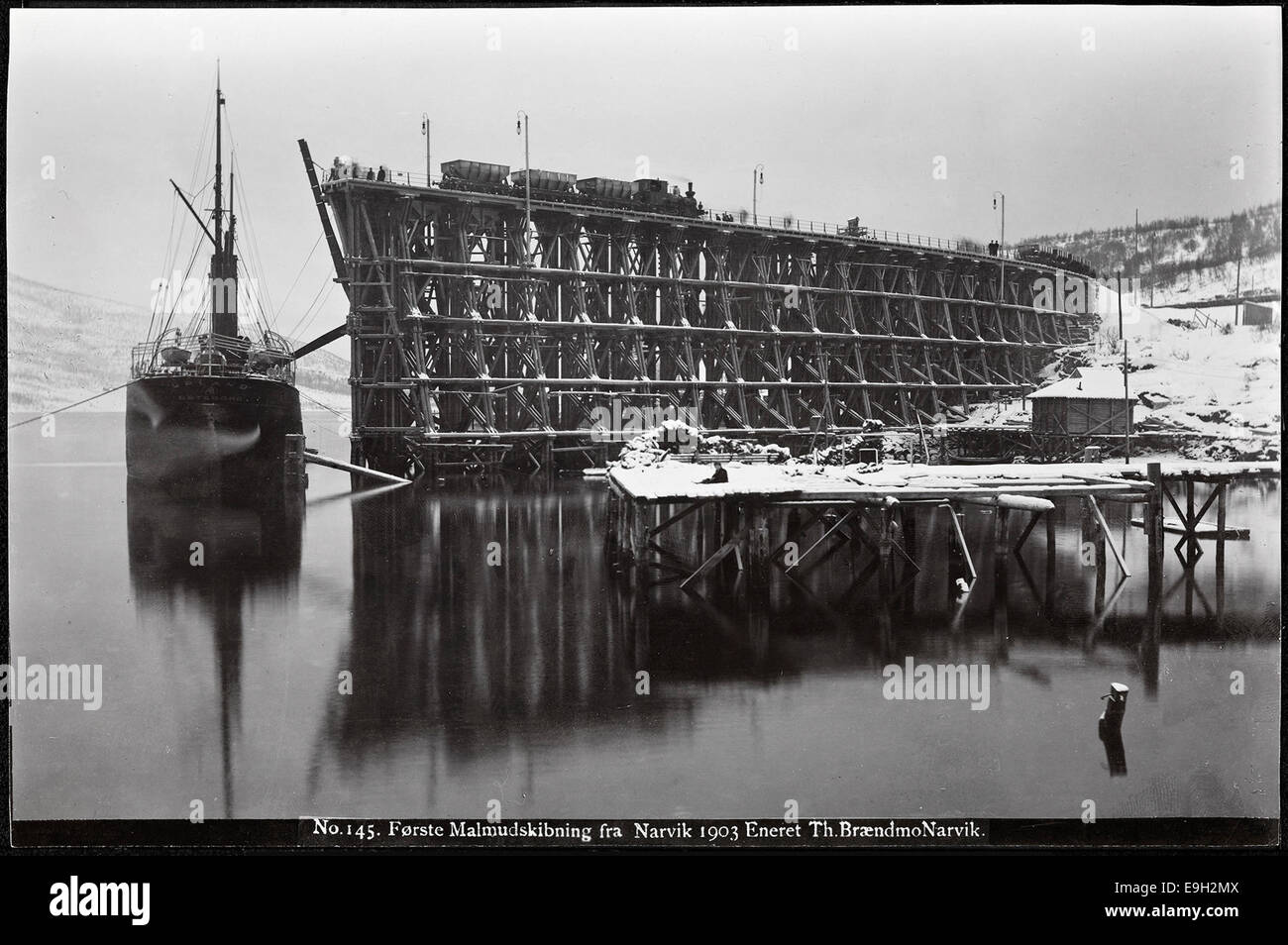 Dieses Foto zeigt die erste malm-Schifffahrt von Narvik aus im Jahr 1903 und zeigt Dampfschiffe, Züge und die Bergbauindustrie der Region. Das Bild zeigt den Transport von Eisenerz aus Narviks Minen. Stockfoto