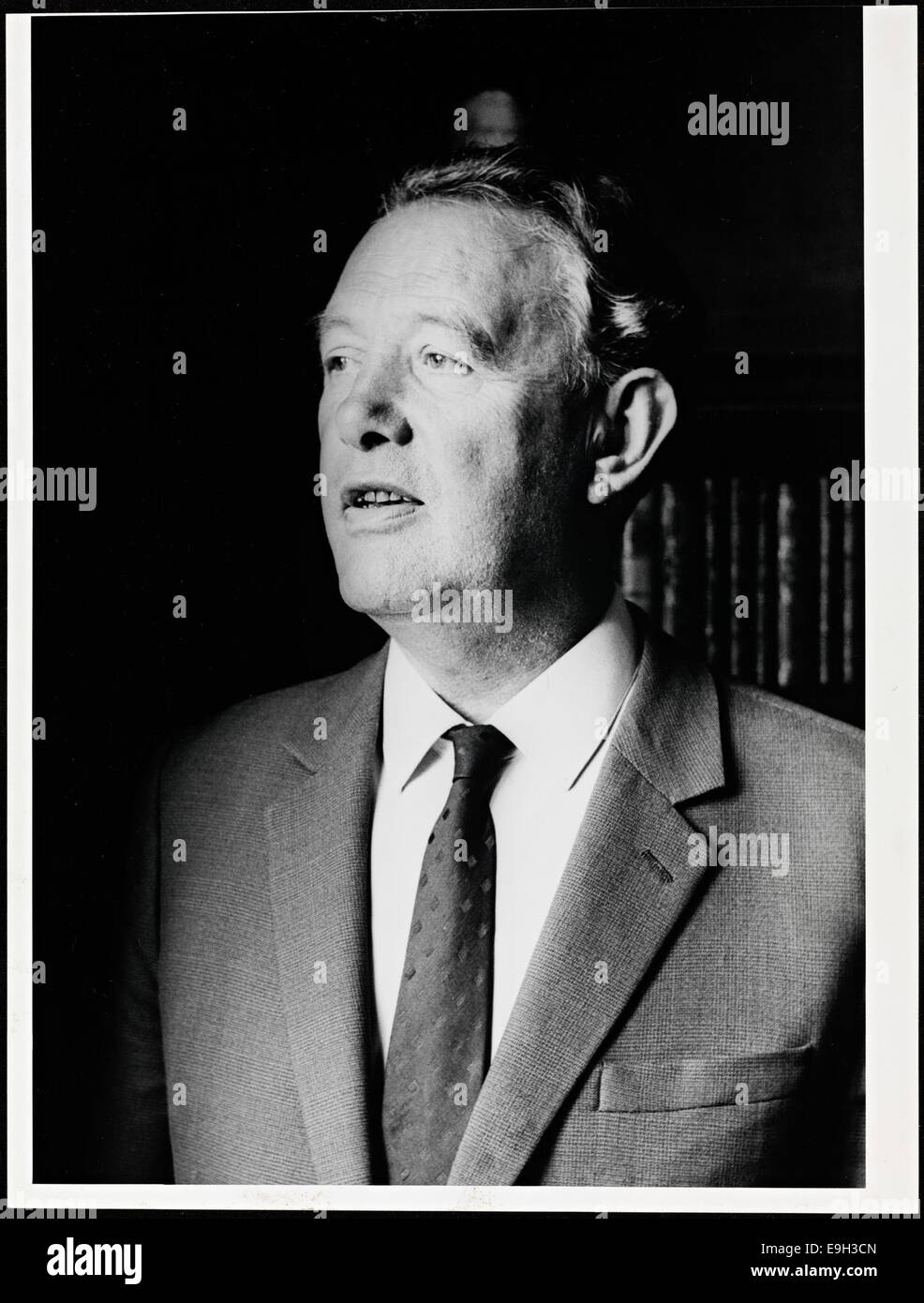 Ein Porträt von Harald Tveterås, einer bedeutenden Figur in der norwegischen Bibliotheksgeschichte. Das Foto zeigt seine Beiträge zur Bibliothekswissenschaft und sein berufliches Vermächtnis in norwegischen akademischen Kreisen. Stockfoto