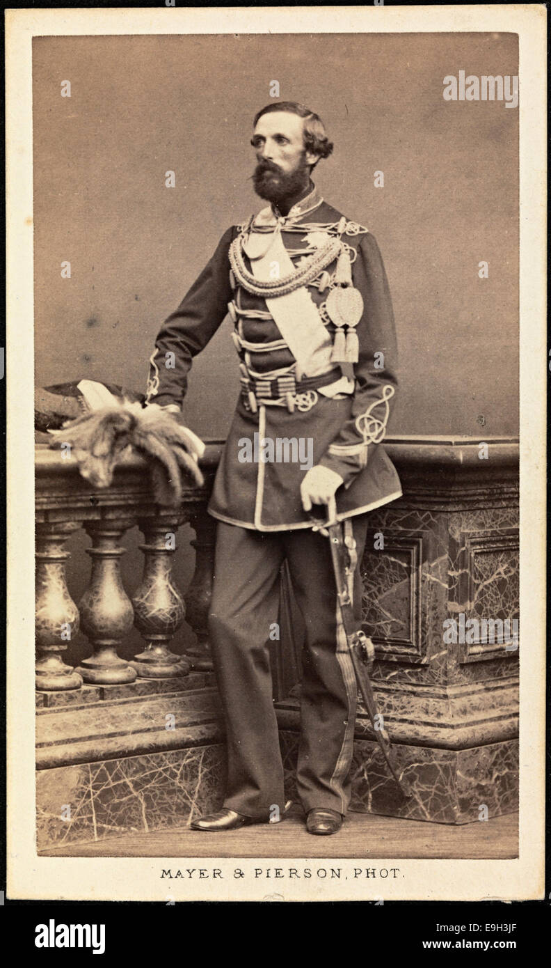 Dieses Carte de Visite Porträt von König Oscar II., aufgenommen von Mayer & Pierson, zeigt den Schwedisch-norwegischen Monarchen in formeller königlicher Kleidung. Oscar II. Regierte von 1872 bis 1905 als König von Schweden und Norwegen, und dieses Bild spiegelt seinen königlichen Status und seine Kleidung wider. Stockfoto