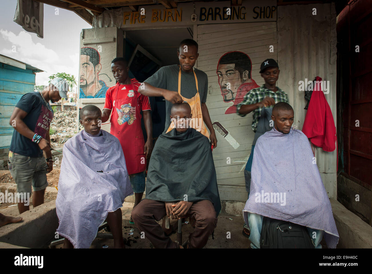 Friseur-Salon auf einem Straßenmarkt, Bo, südliche Provinz, Sierra Leone Stockfoto
