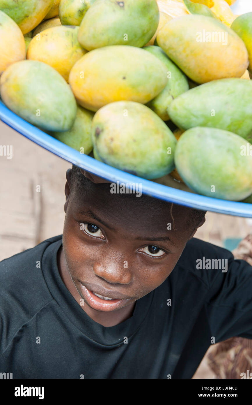 Junge Mango Verkäufer auf einem Straßenmarkt, Bo, südliche Provinz, Sierra Leone Stockfoto