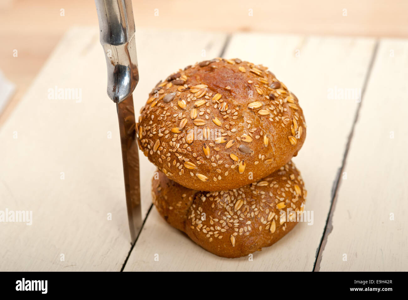 frische Bio-Brot über rustikalen Tisch Makro Nahaufnahme Stockfoto