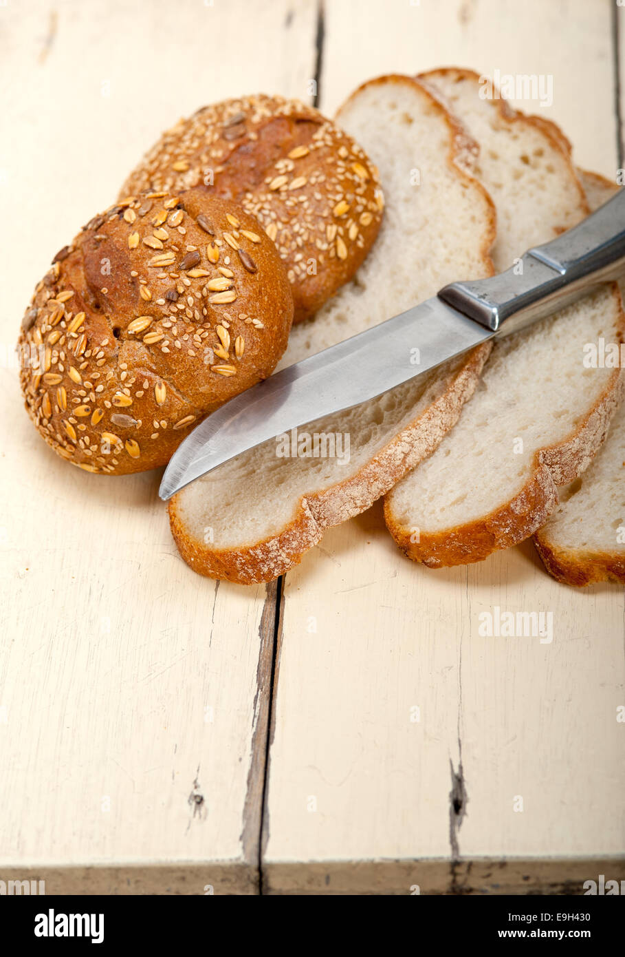 frische Bio-Brot über rustikalen Tisch Makro Nahaufnahme Stockfoto