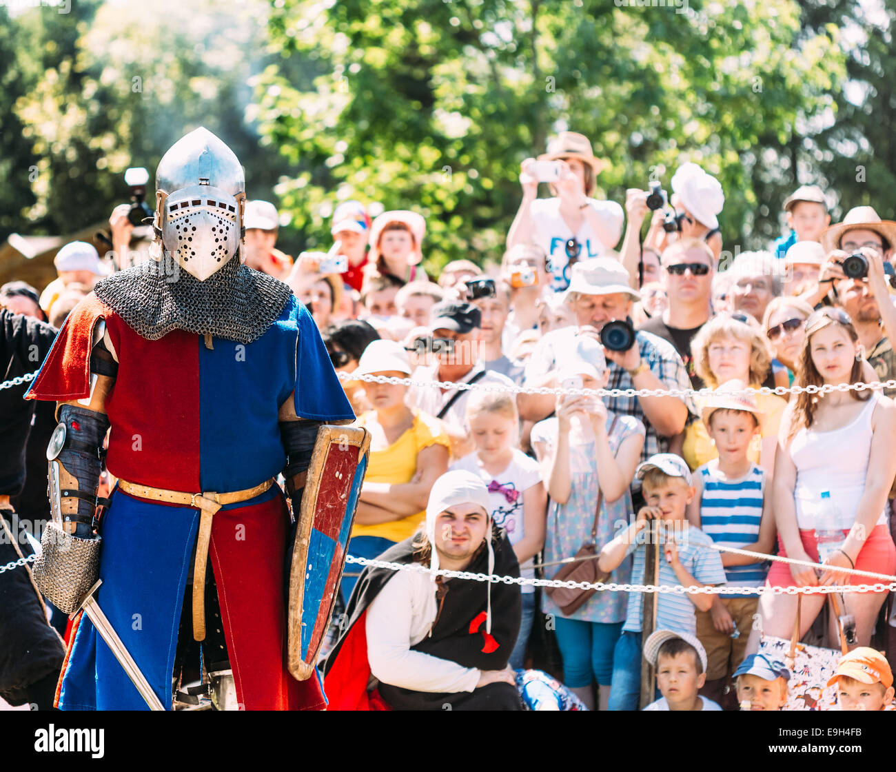 Denkmalpflege der ritterlichen Kämpfe auf Festival der mittelalterlichen Kultur in Minsk, Weißrussland Stockfoto