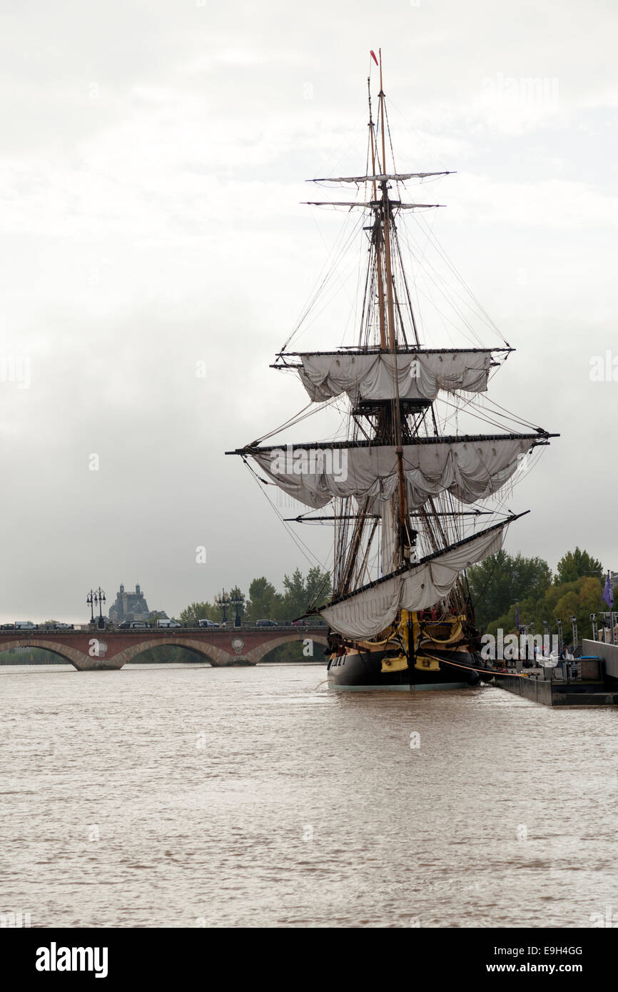 In Bordeaux, die Fregatte "Hermine" (Nachbau) schnell am Kai (Frankreich) gemacht.   Ein Bordeaux, la Frégate l'Hermione (Réplique) À Quai. Stockfoto
