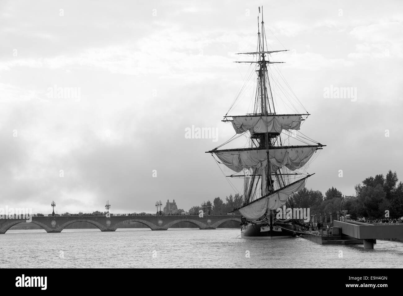 In Bordeaux, die Fregatte "Hermine" (Nachbau) schnell am Kai in der Nähe der alten Steinbrücke am Fluss Garonne (Frankreich) gemacht. Stockfoto