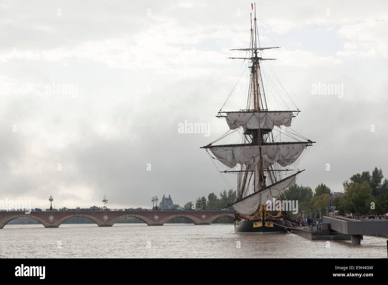 In Bordeaux, die Fregatte "Hermine" (Nachbau) schnell am Kai in der Nähe der alten Steinbrücke am Fluss Garonne (Frankreich) gemacht. Stockfoto