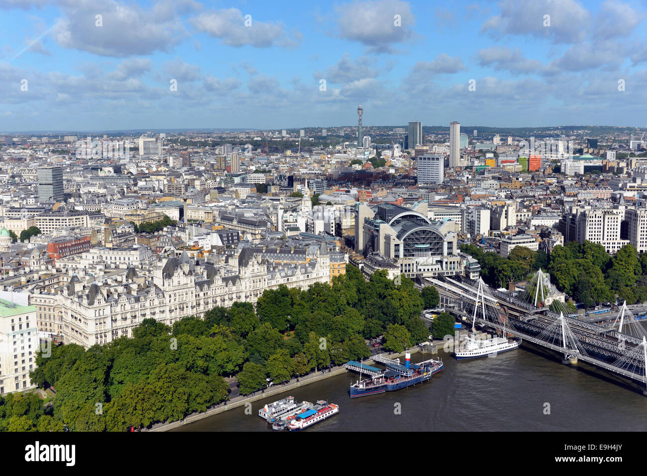 Ansichten von London mit der Themse, Hungerford Bridge und Charing Cross Station, London, Greater London, England Stockfoto