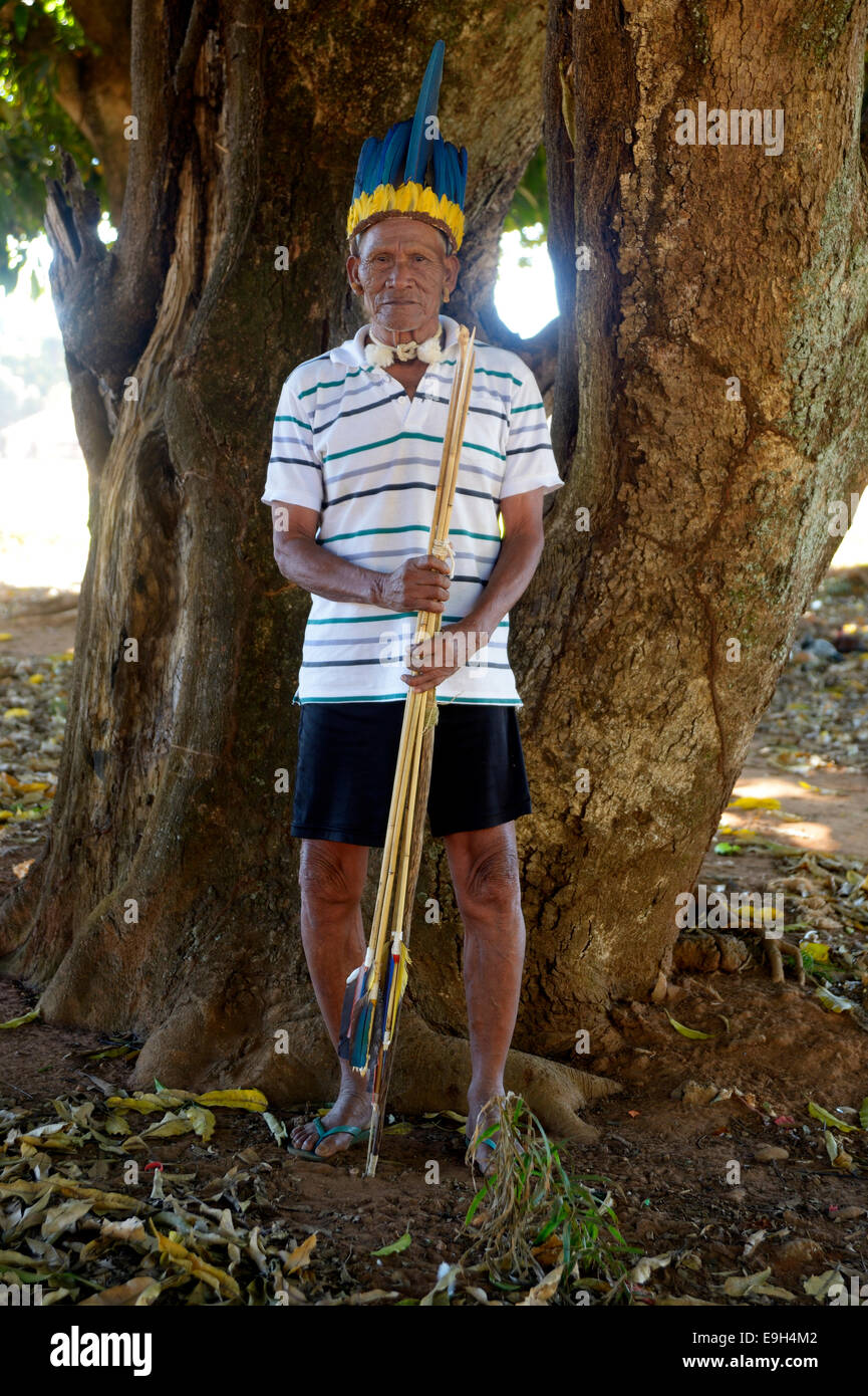 Cacique der Xavante Menschen, indigenen Stammes, mit dem Kopfschmuck eines Häuptlings, bewaffnet mit Bogen und Pfeil, Primavera do Leste Stockfoto