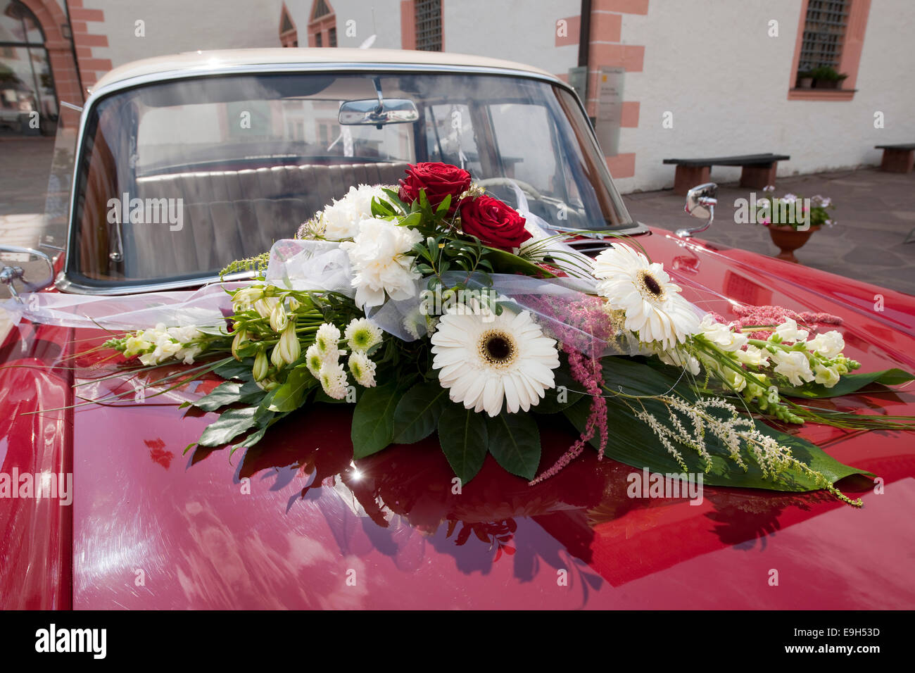 Blumenschmuck für Hochzeitsauto, Sachsen, Deutschland Stockfoto