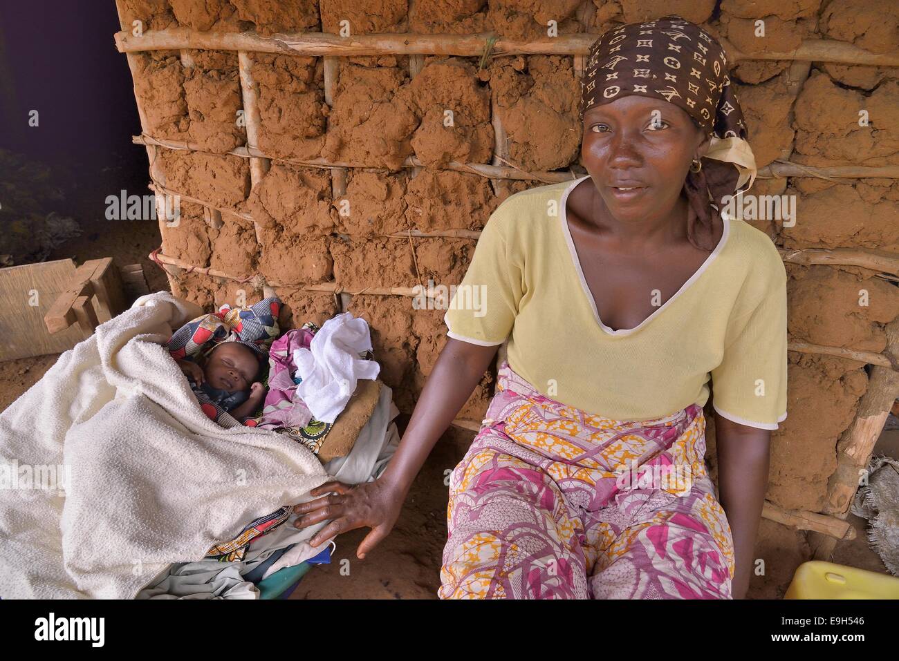 Frau mit einem Kind sitzen vor ihrer Hütte, in der Nähe von Kent, westlichen Bereich Region, Sierra Leone Stockfoto