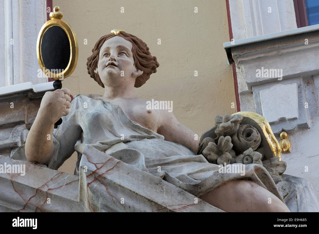 Weibliche Figur, Blick in den Spiegel, "Barock-Haus, Neissstrasse 30",  Museum der kulturellen Geschichte Görlitz, Görlitz, Sachsen Stockfotografie  - Alamy