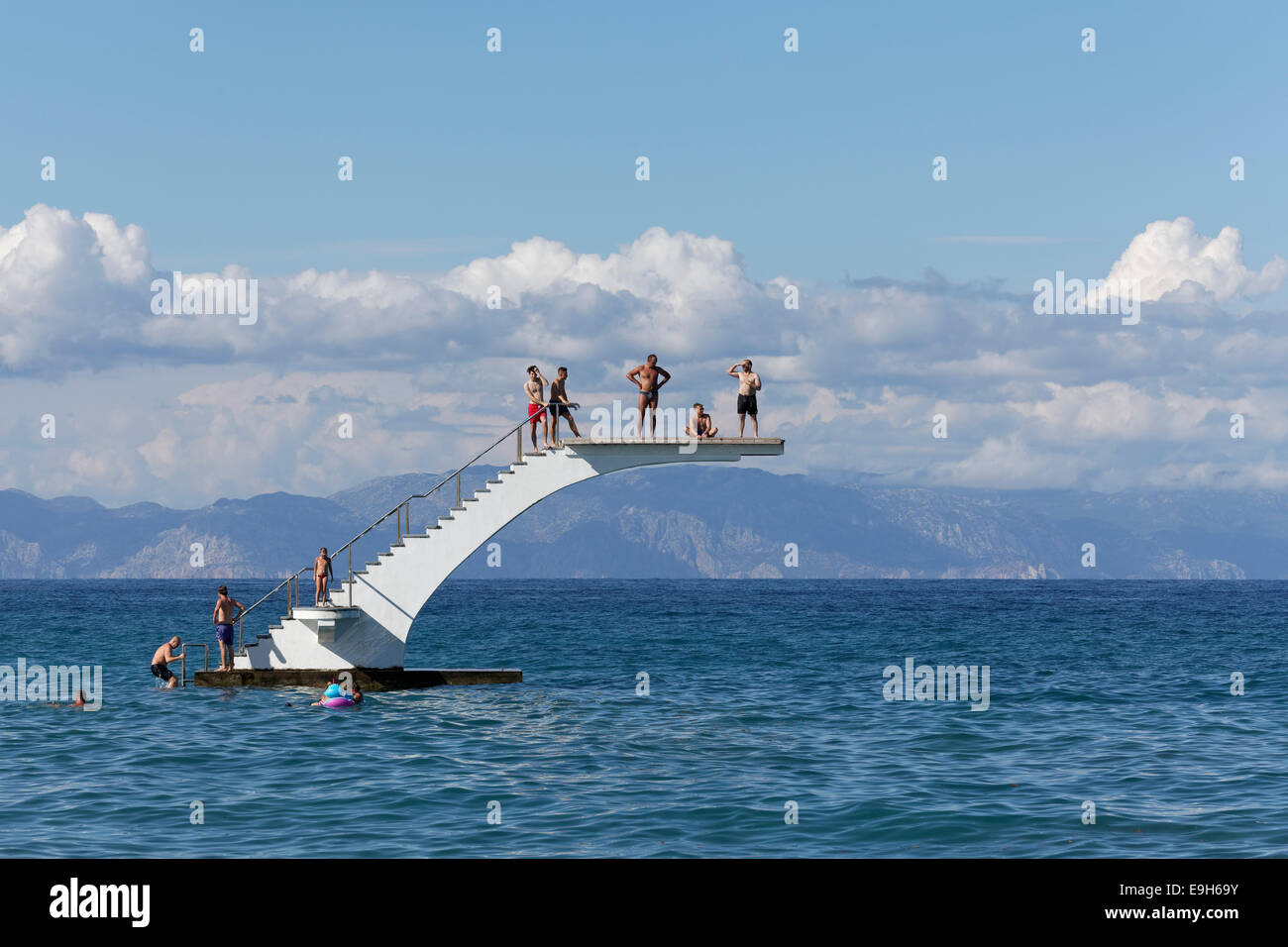 Freistehende Sprungturm im Meer, Elli Beach, Stadtstrand, neue Stadt, Rhodos, Insel Rhodos, Dodekanes, Griechenland Stockfoto