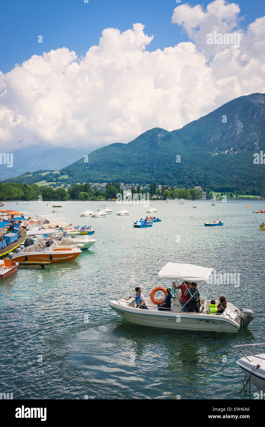 See von Annecy, Haute-Savoie, Frankreich, Europa - Ausflugsboote am See Stockfoto
