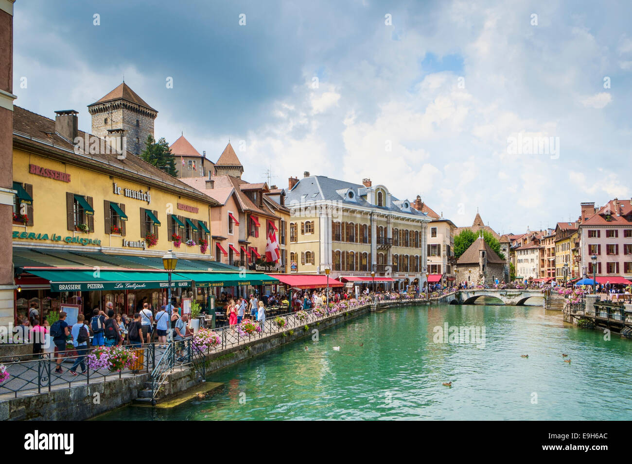 Touristen Masse der Waterfront Restaurants, Bars und Geschäfte in der schönen Altstadt von Annecy, Frankreich, Haute-Savoie Stockfoto