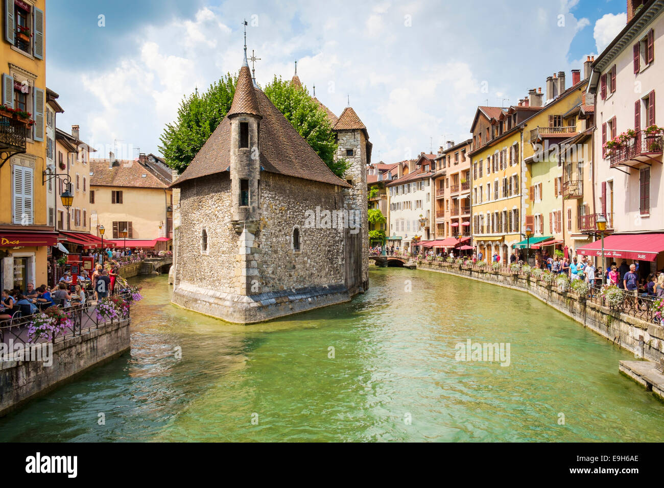 Palais de l ' Isle Schloss auf einer Insel im Fluss in Annecy, Frankreich, Haute-Savoie Stockfoto