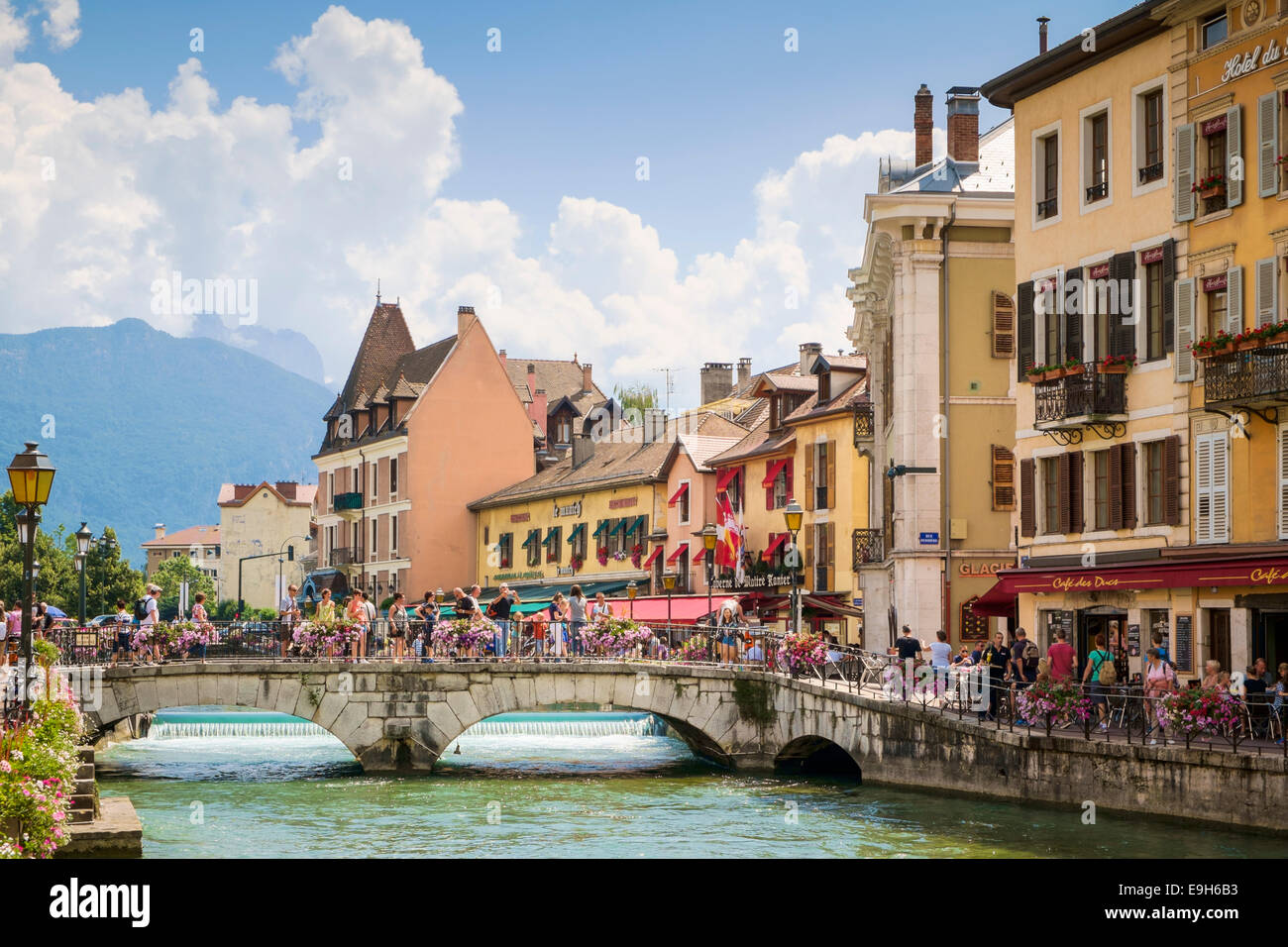 Sommer in Annecy, Frankreich, Europa - mit Touristen in den Straßen der Altstadt Stockfoto