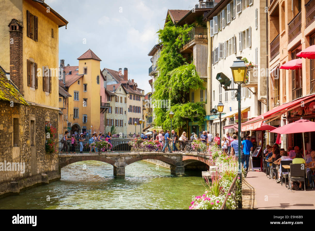 Annecy, Frankreich mit Touristen in der Altstadt im Sommer Stockfoto