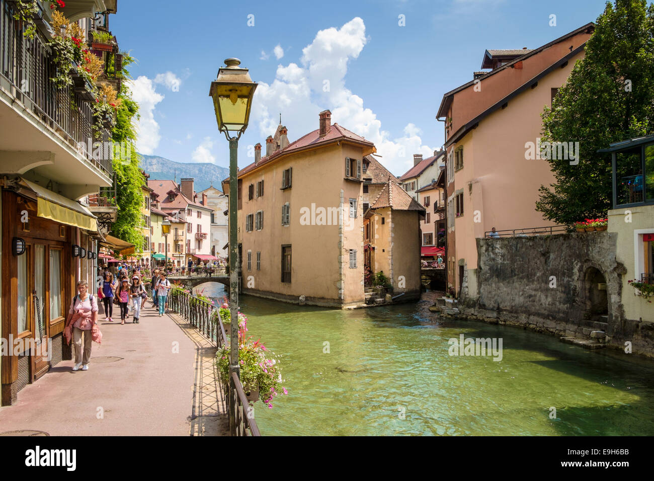 Straßenszene in Annecy, Haute-Savoie, Frankreich, Europa im Sommer Stockfoto