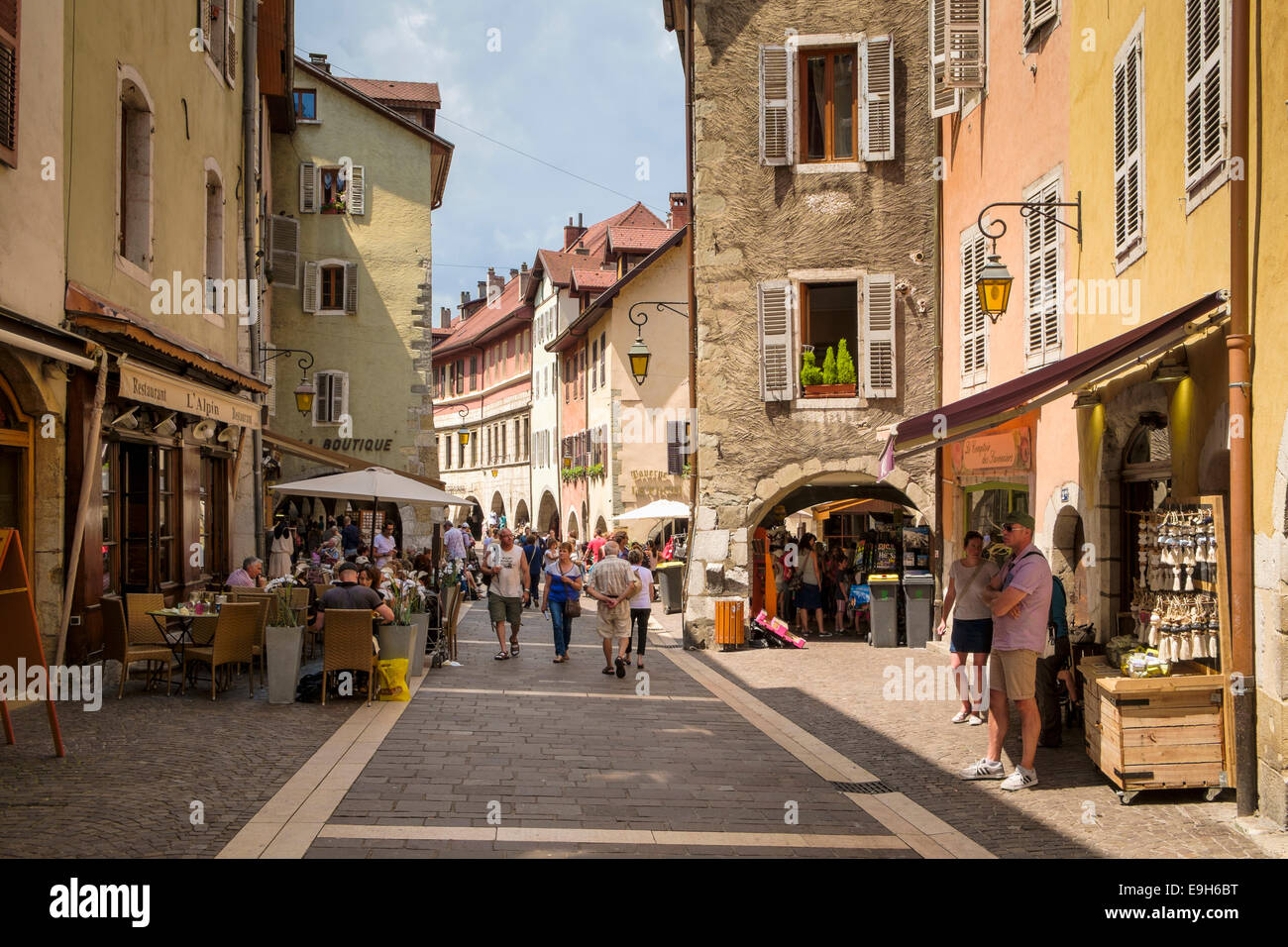 Annecy, Haute-Savoie, Frankreich, Europa - Straße in der Altstadt Stockfoto