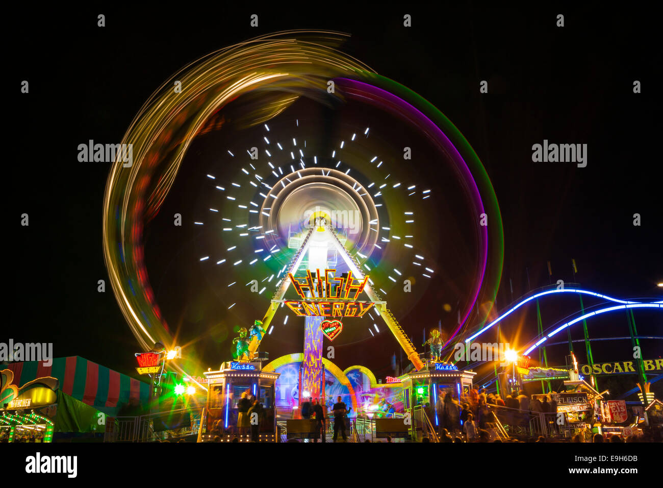 Fahrgeschäft "Hohe Energie" in der Nacht, Oktoberfest, München, Upper Bavaria, Bavaria, Germany Stockfoto