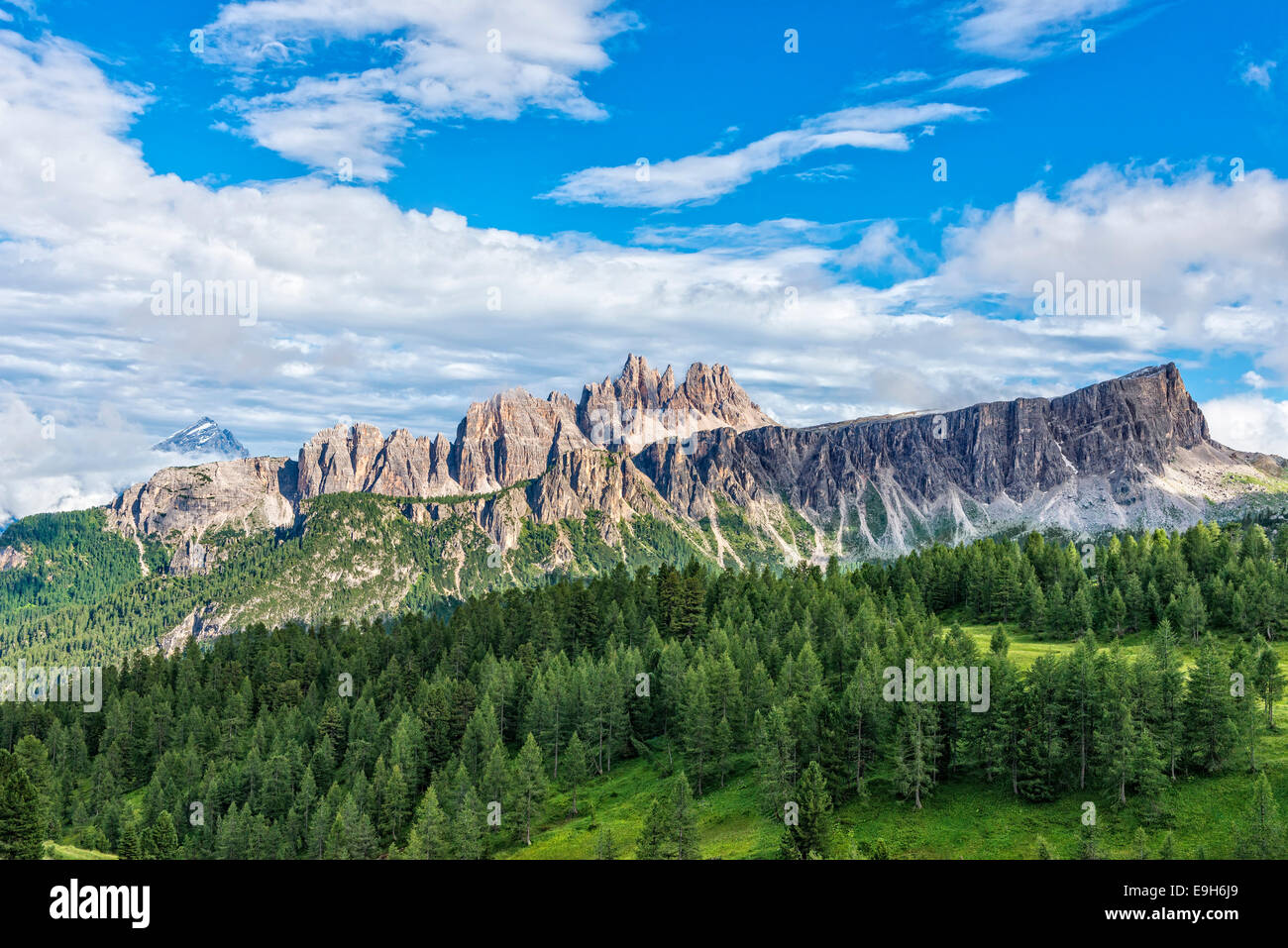 Lastoi de Formin Berg mit blauen Himmel und Wolken, Croda da Lago im Rücken, Dolomiten, Veneto, Italien Stockfoto