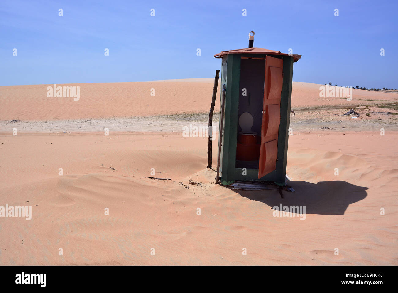 Tragbare Toilette am Strand, Jijoca de Jericoacoara, Ceará, Brasilien Stockfoto