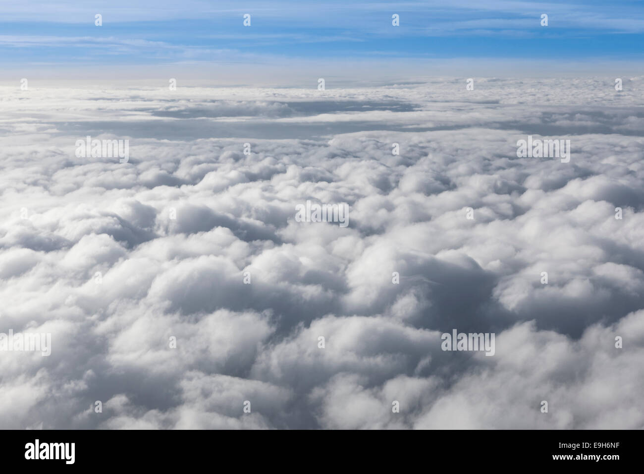Luftaufnahme von einer weißen Schneedecke Wolken Stockfoto